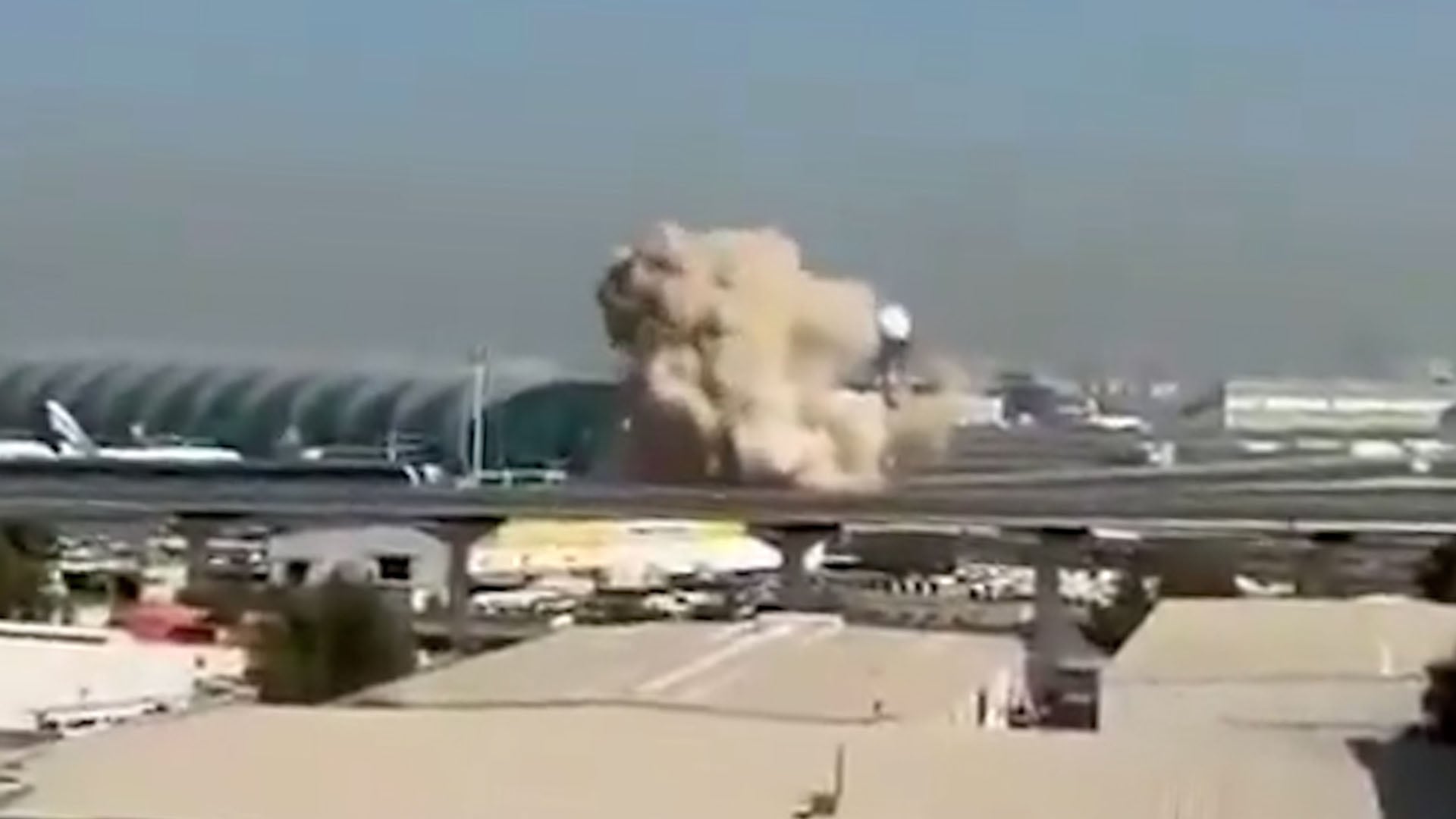 Una gran explosión con humo y escombros se ve en el Aeropuerto Internacional de Dubái tras un presunto ataque de dron atribuido a Irán. (Captura de video)