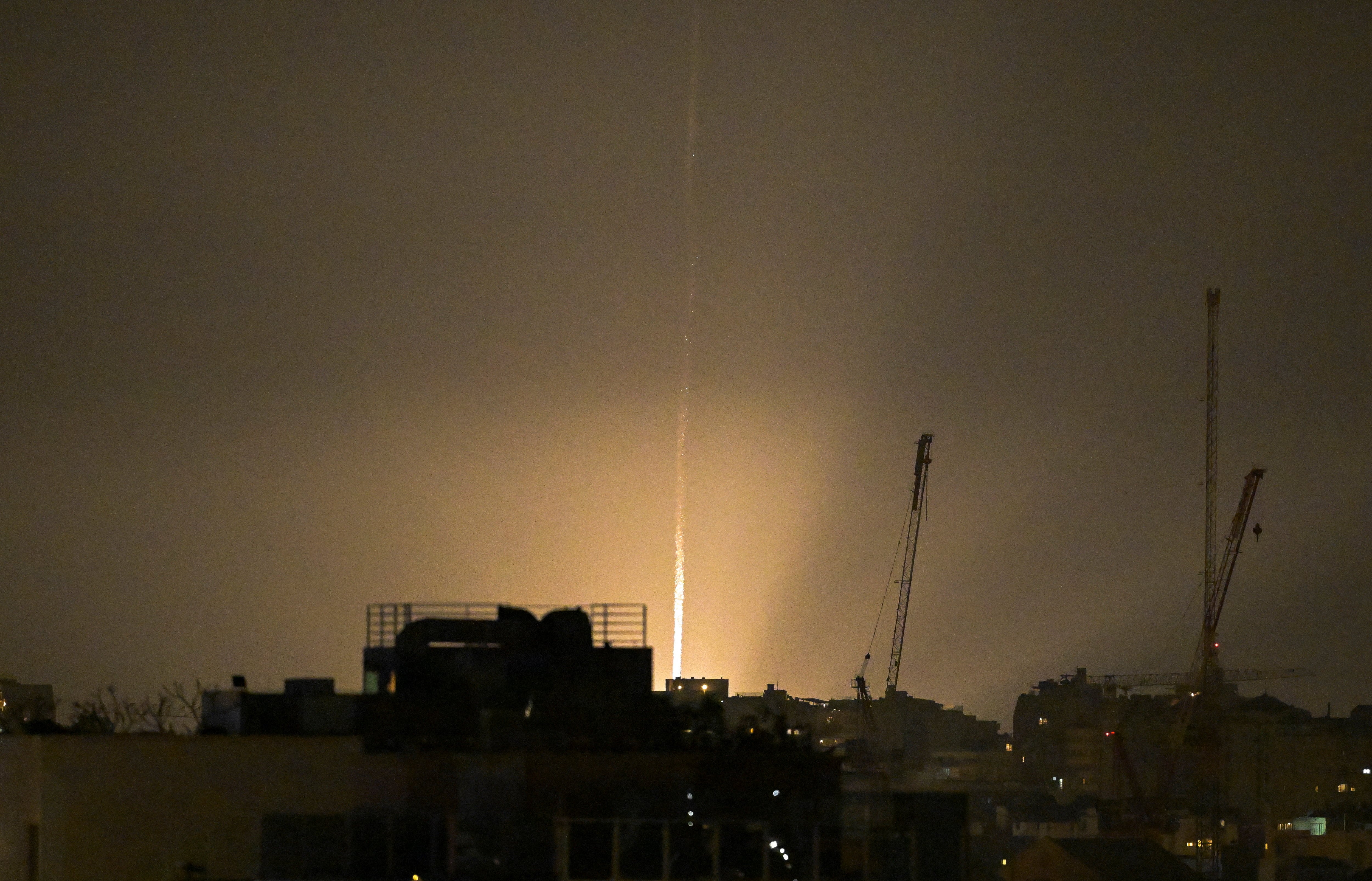El cielo se ilumina al impactar un misil iraní en Israel (REUTERS/Dylan Martinez)