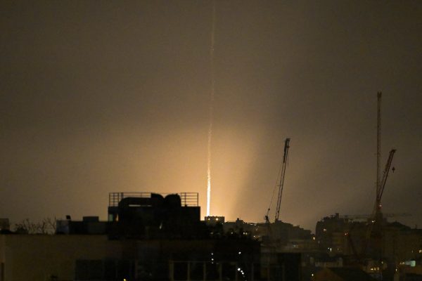 Irán intensifica sus ataque contra la infraestructura energética del Golfo y provoca incendios en una refinería clave de Kuwait