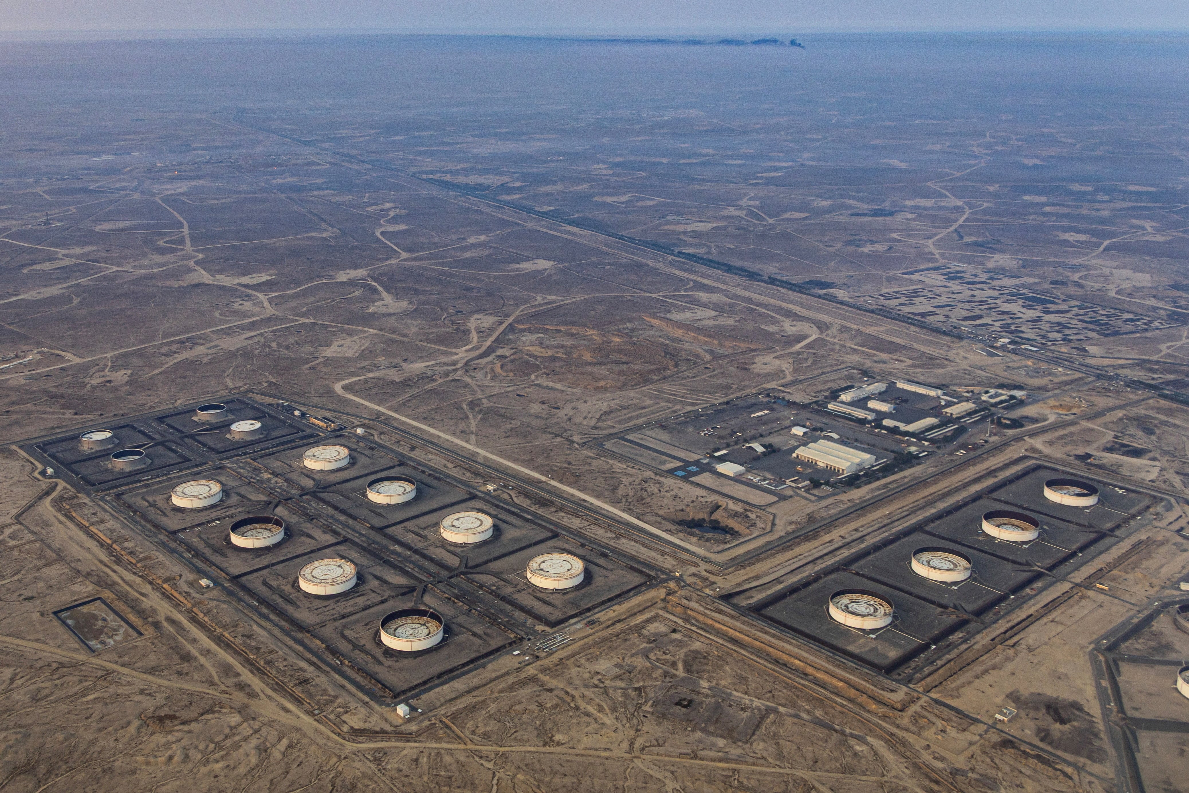 Vista aérea de depósitos de petróleo crudo en Al Ahmadi, Kuwait (REUTERS/Nicolas Economou/Archivo)