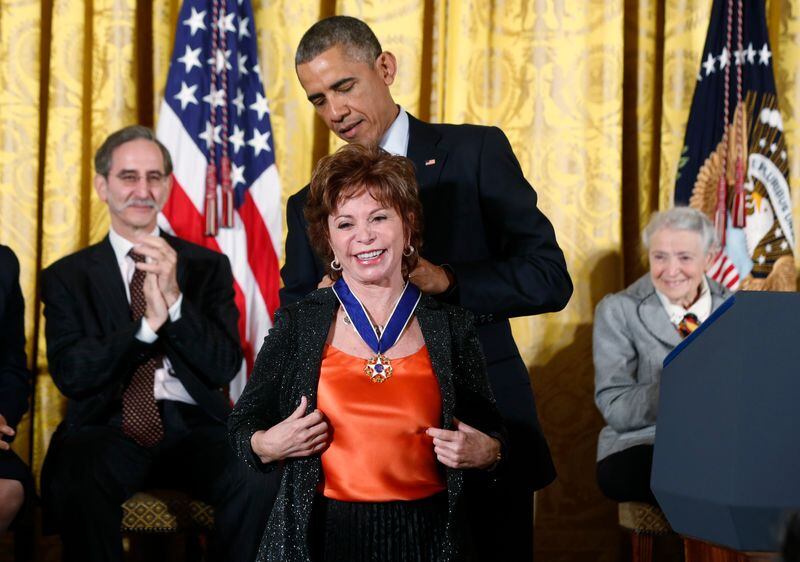 El entonces presidente de Estados Unidos Barack Obama entrega la medalla presidencial de la libertad a la escritora chilena Isabel Allende en Washington, 24 de noviembre de 2014. (REUTERS/Larry Downing (UNITED STATES) 