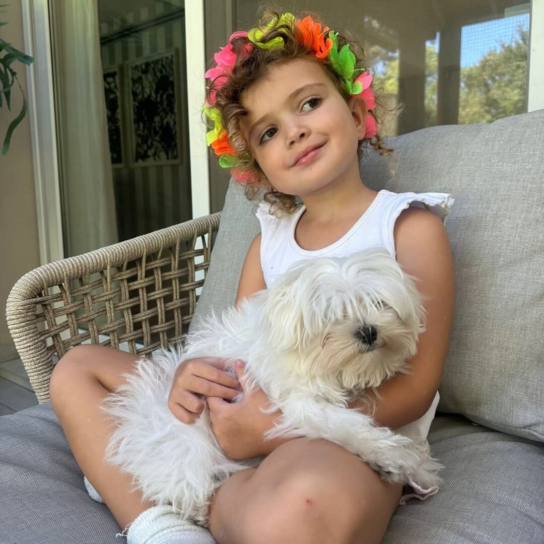 Julia con la pequeña Molly en brazos