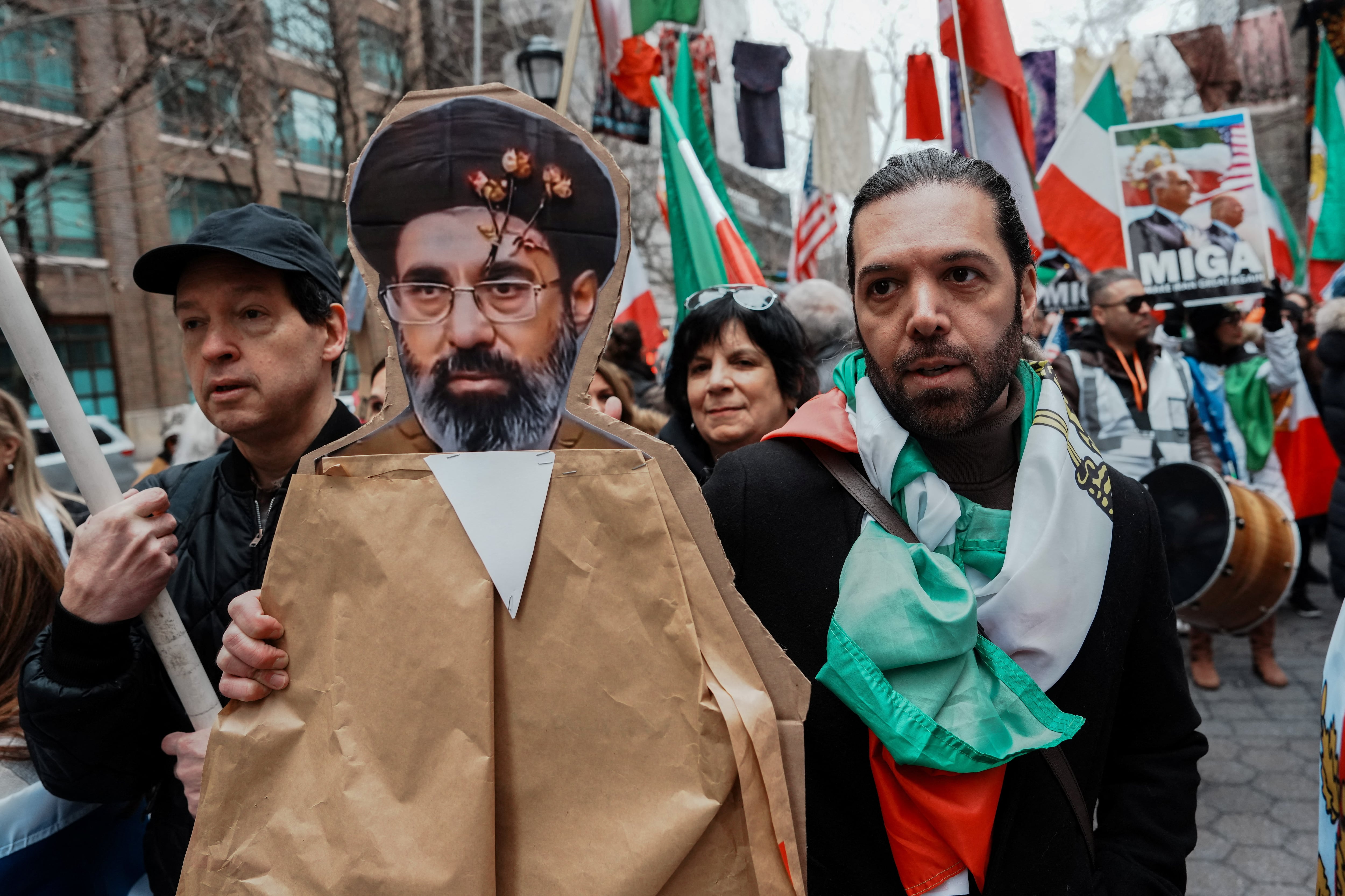 Un participante exhibe el retrato de Mojtaba Khamenei en una manifestación en Nueva York contra el régimen iraní (REUTERS/Adam Gray)
