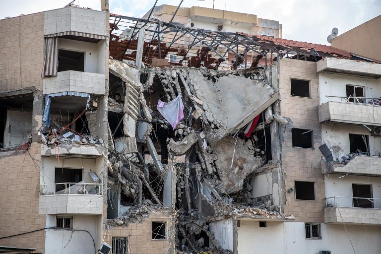 Israel bombardeó posiciones de Hezbollah en Líbano tras un ataque masivo con cohetes y drones contra el norte del país
