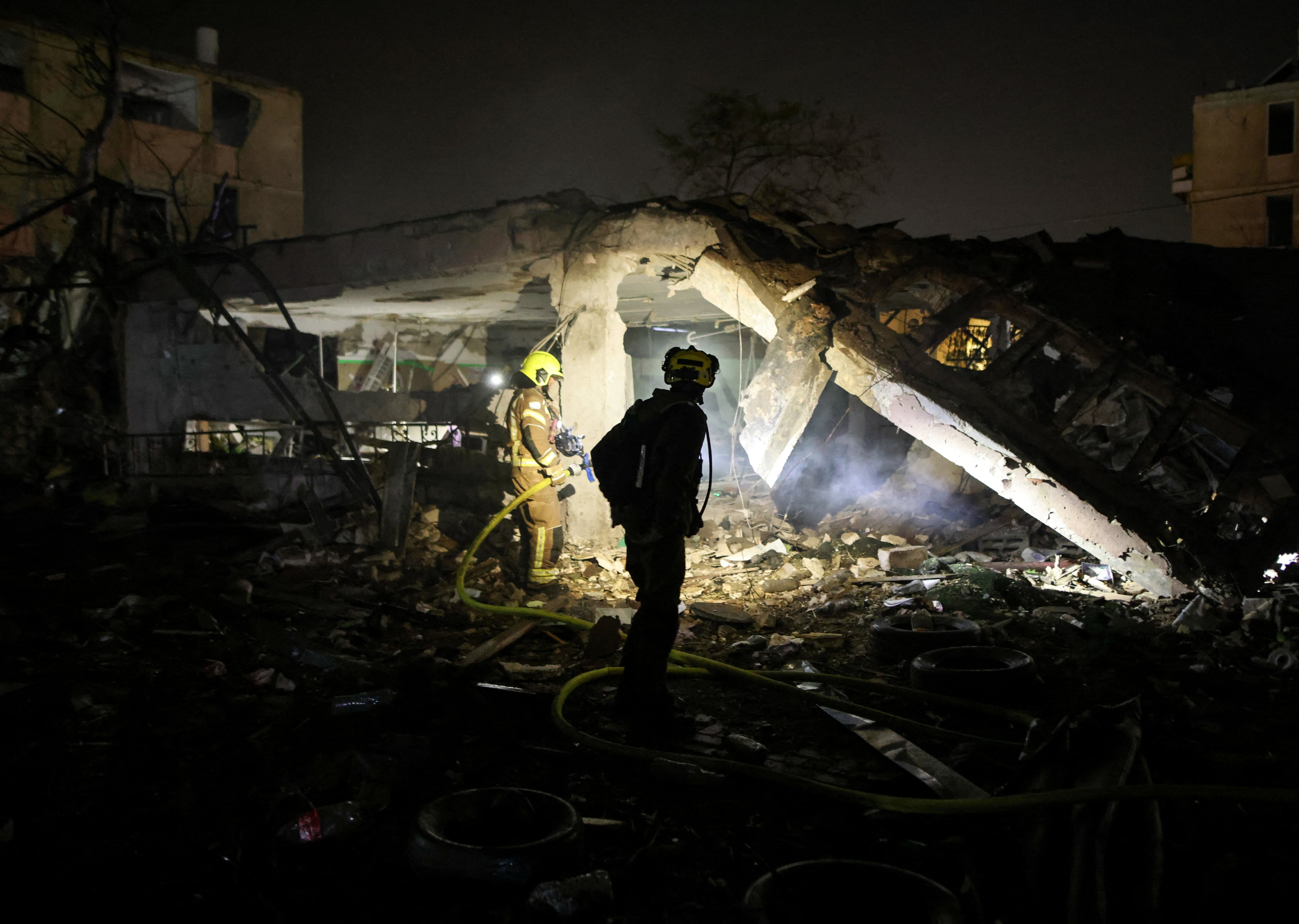  bombero israelí trabaja para extinguir un incendio tras un ataque con misiles iraníes contra Dimona, en el sur de Israel, en medio del conflicto entre Estados Unidos e Israel, el 21 de marzo de 2026 (REUTERS/Ilan Assayag)