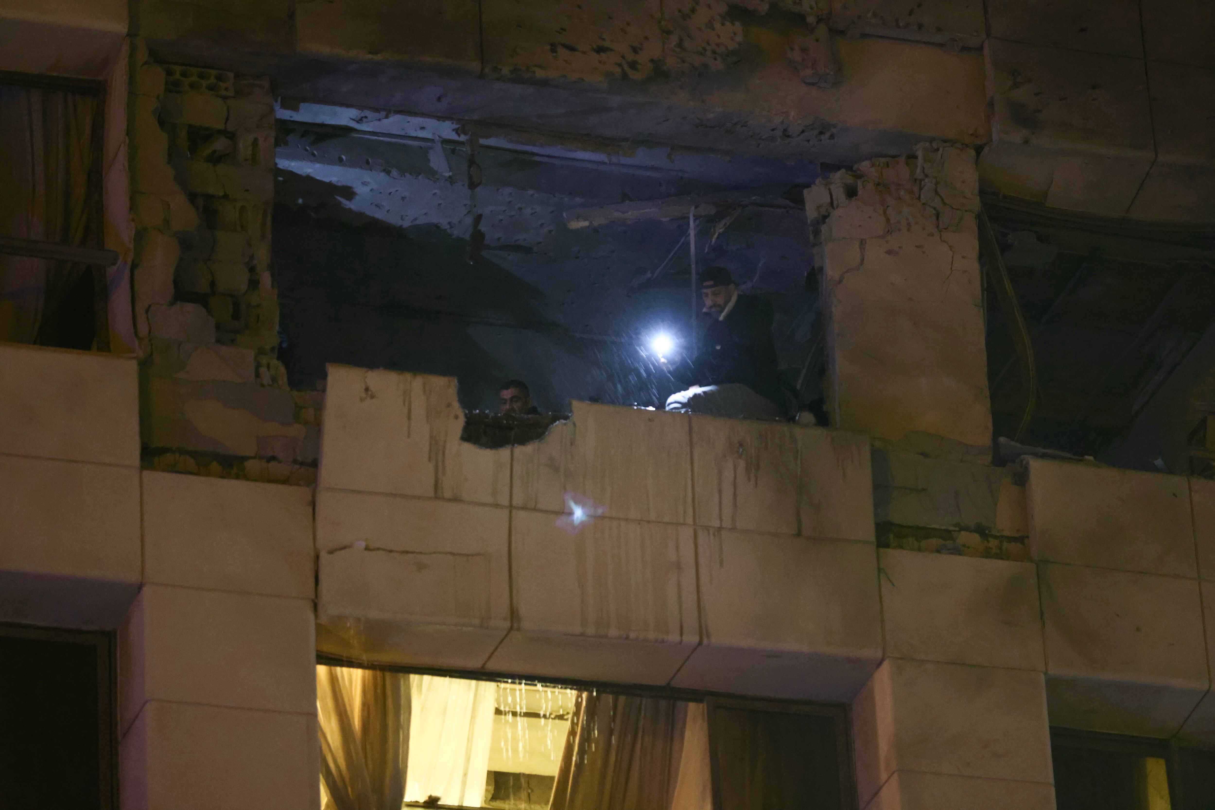 Personal de primeros auxilios inspecciona una habitación del hotel Ramada, blanco de un ataque israelí (Ibrahim AMRO / AFP)