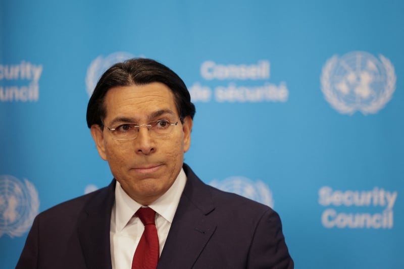 El Representante Permanente de Israel ante las Naciones Unidas, Danny Danon, habla con la prensa en la sede de la ONU, después de que Estados Unidos e Israel lanzaran ataques contra Irán, en la ciudad de Nueva York, Estados Unidos, el 2 de marzo de 2026
REUTERS/Jeenah Moon