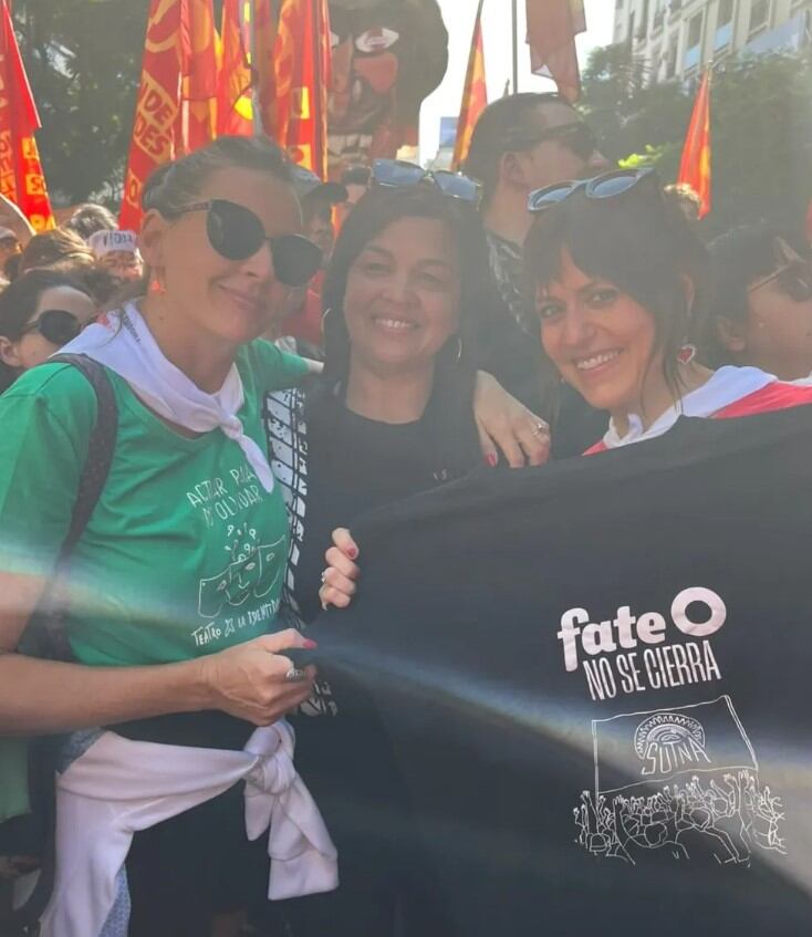 Itziar Ituño junto a Laura Azcurra en la marcha por el día de la memoria en Buenos Aires (Instagram)