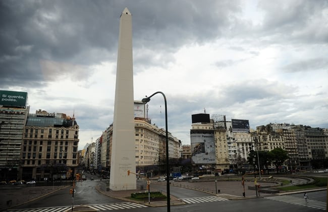 Obelisco bajo cielo nublado, (Archivo)