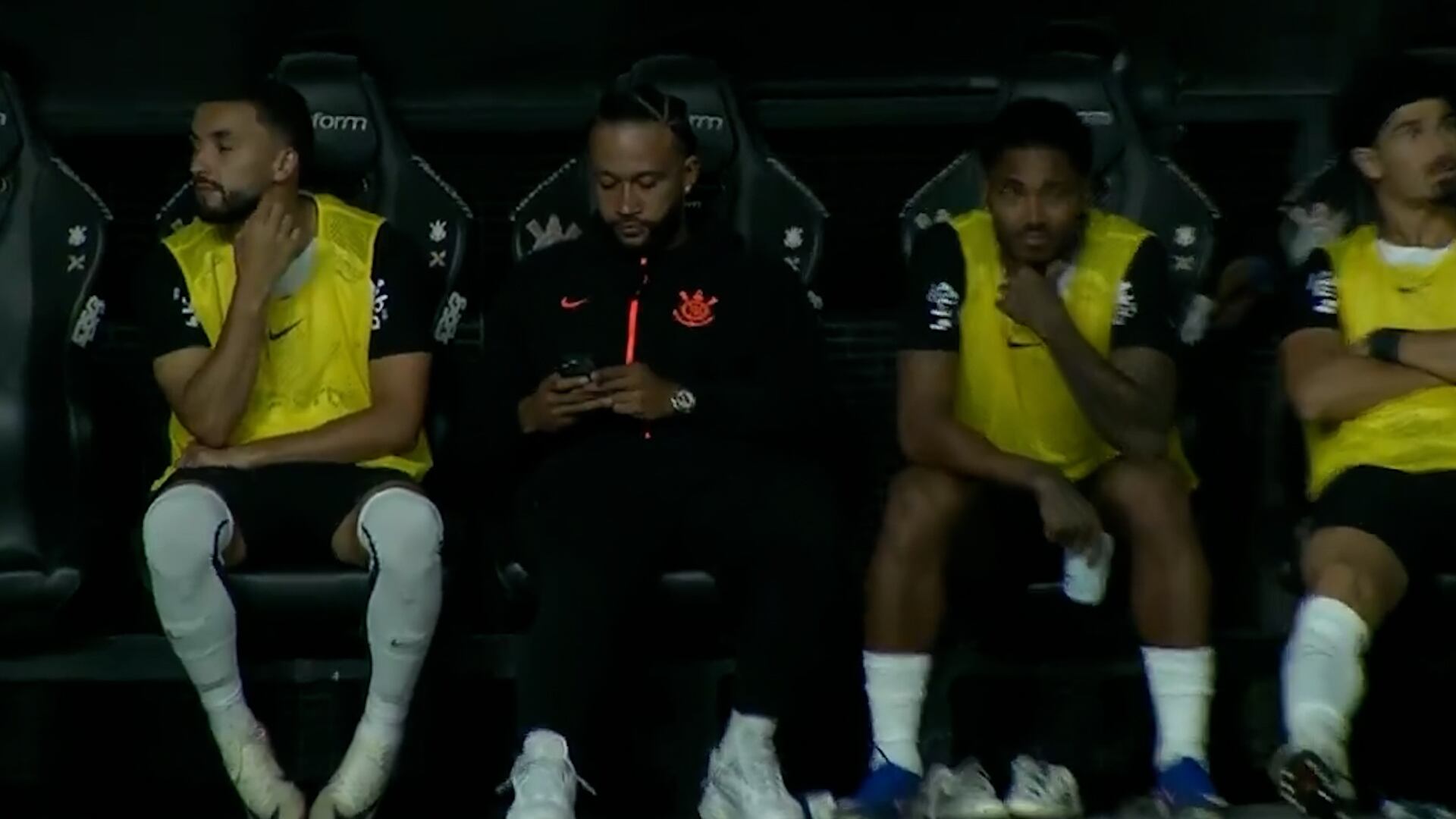 El momento en el que Depay mira su celular