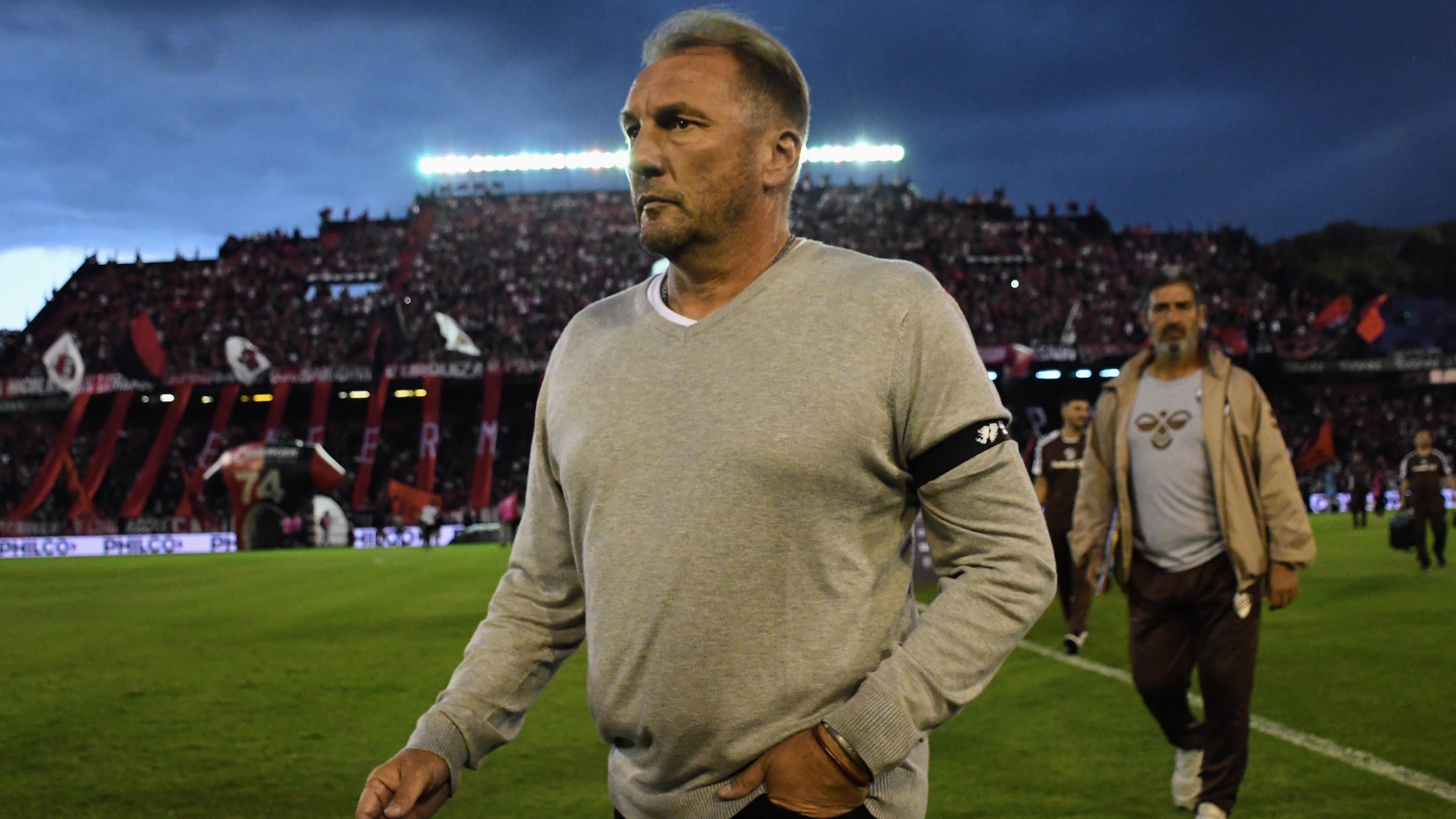 El ex punta, de 57 años, durante su últimio paso como técnico de Platense (Fotobaires)