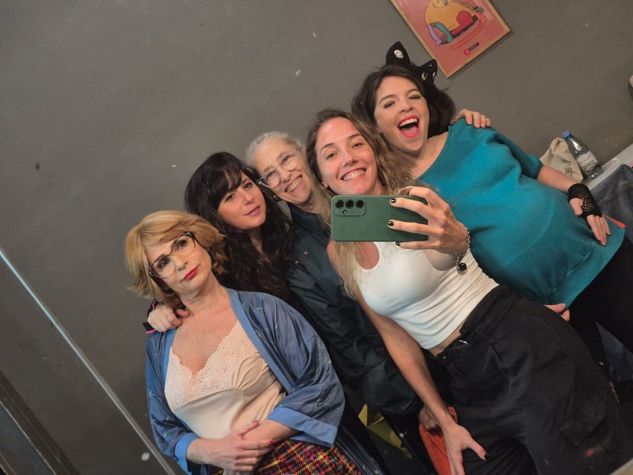 Julieta Cayetina junto al talentoso elenco de su obra 