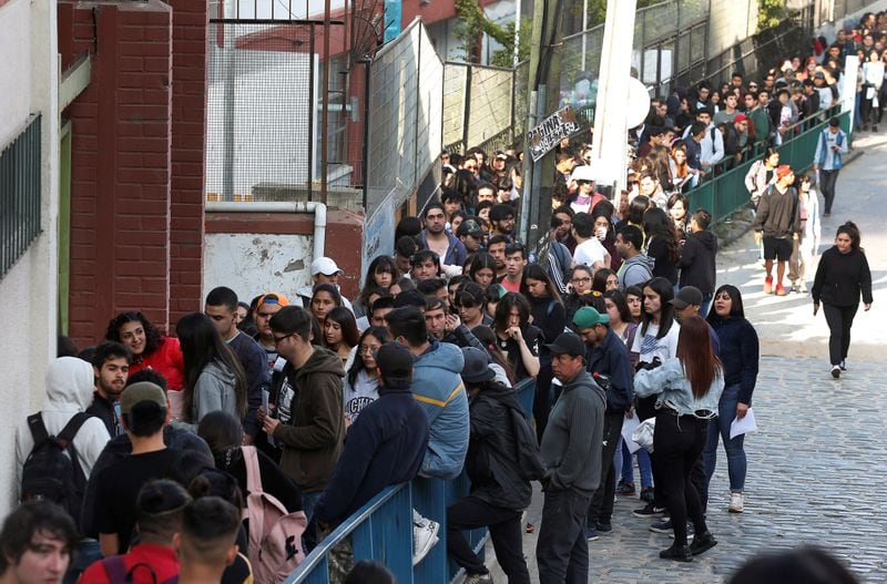 El acceso a la gratuidad universitaria se limitará a estudiantes menores de 30 años (Reuters)