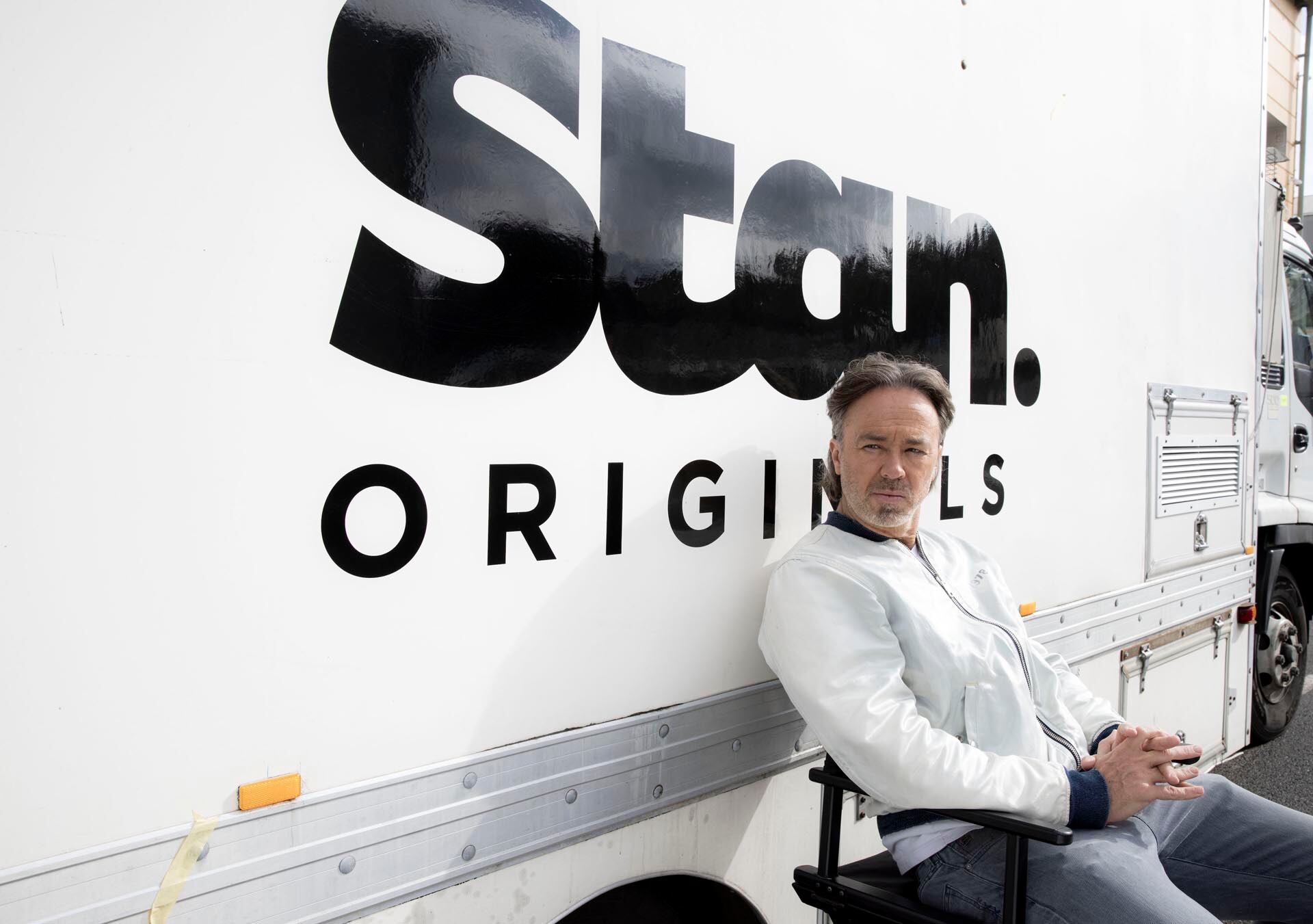 El actor Kick Gurry posa para una entrevista mientras promociona el próximo estreno de la serie CAUGHT en Latinoamérica, compartiendo detalles sobre su papel. (AMC Networks)