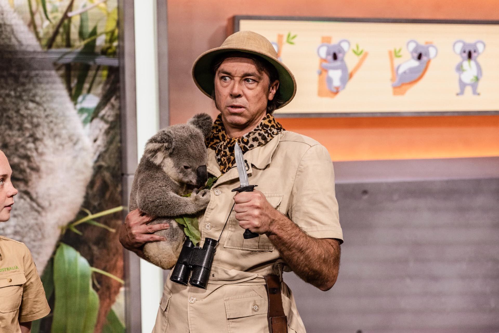 El actor Kick Gurry con un koala, comparte detalles sobre el esperado estreno de CAUGHT en Latinoamérica. (AMC Networks)