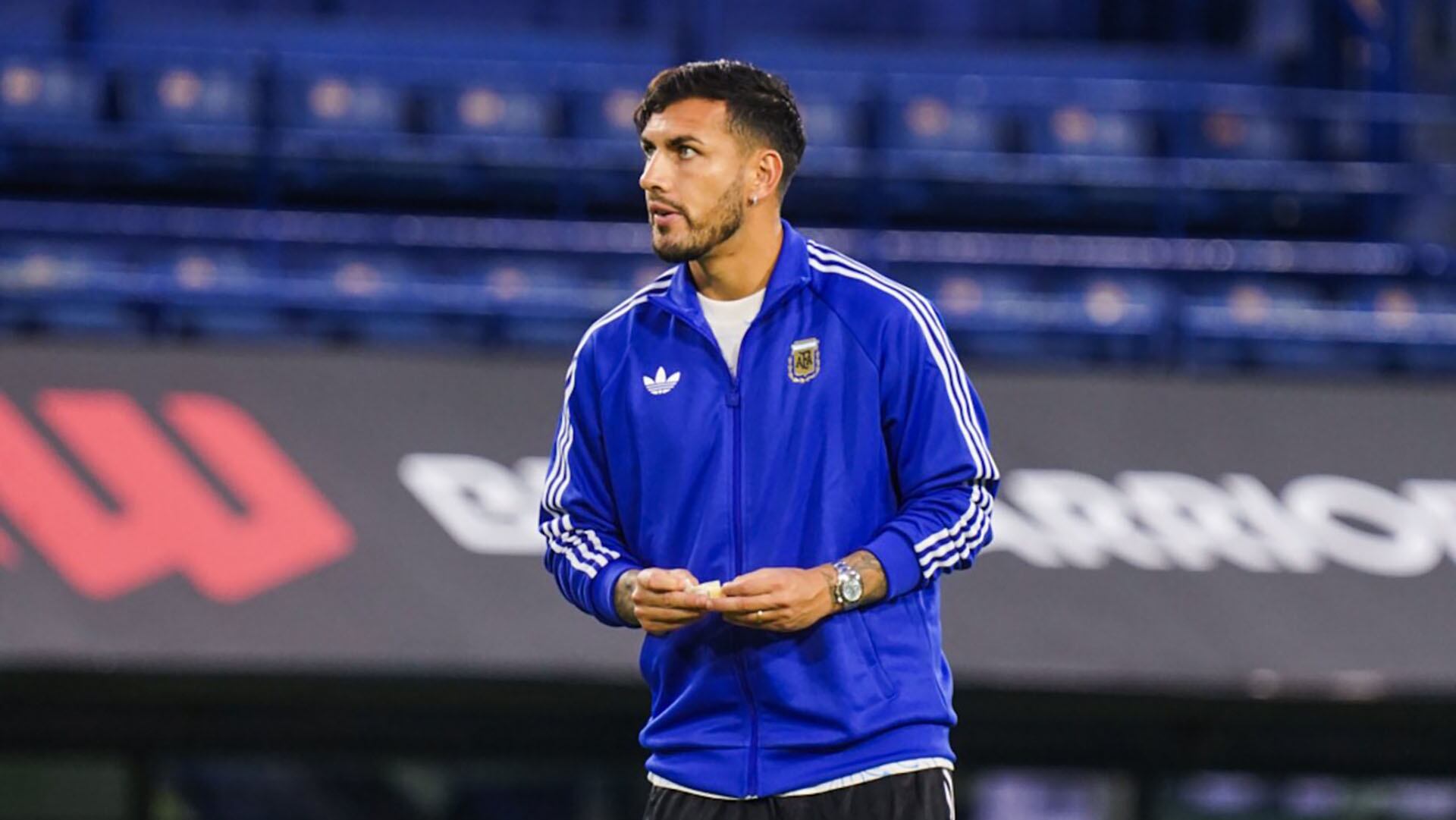Leandro Paredes aprovecó el día libre del seleccionado argentino para acompañar a sus compañeros (@BocaJrsOficial)