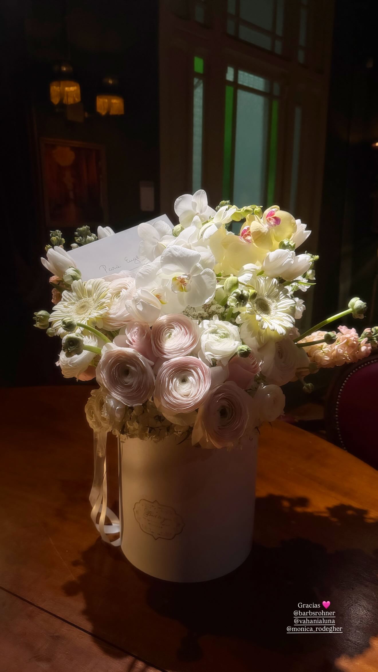 El impresionante ramo de orquídeas y ranúnculos que recibió la actriz por parte de sus invitados (Instagram)