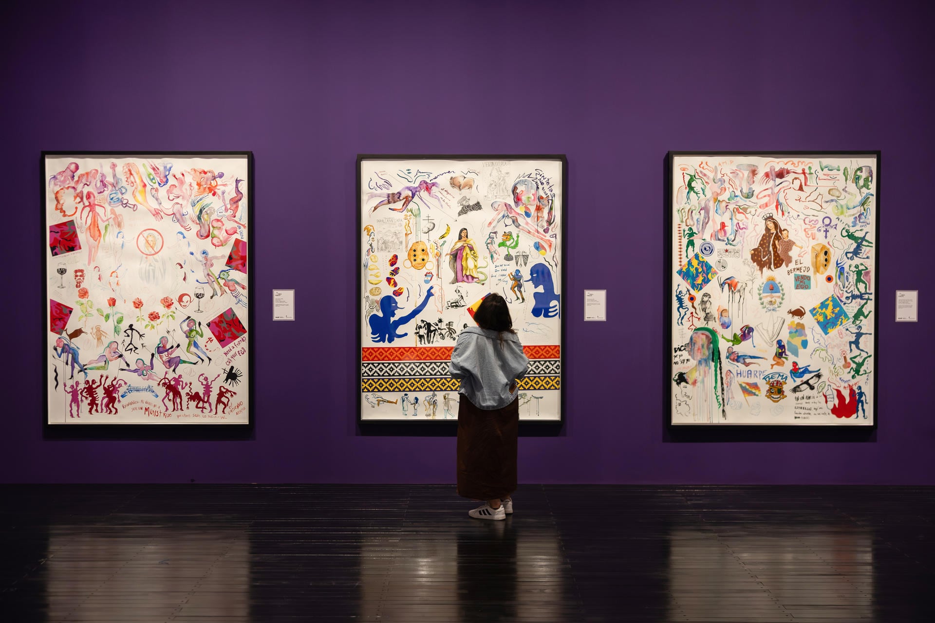 Una persona observa obras de la artista argentina Chola Poblete en el Museo de Arte de Sao Paulo (MASP) en Sao Paulo (Brasil). EFE/ Isaac Fontana 