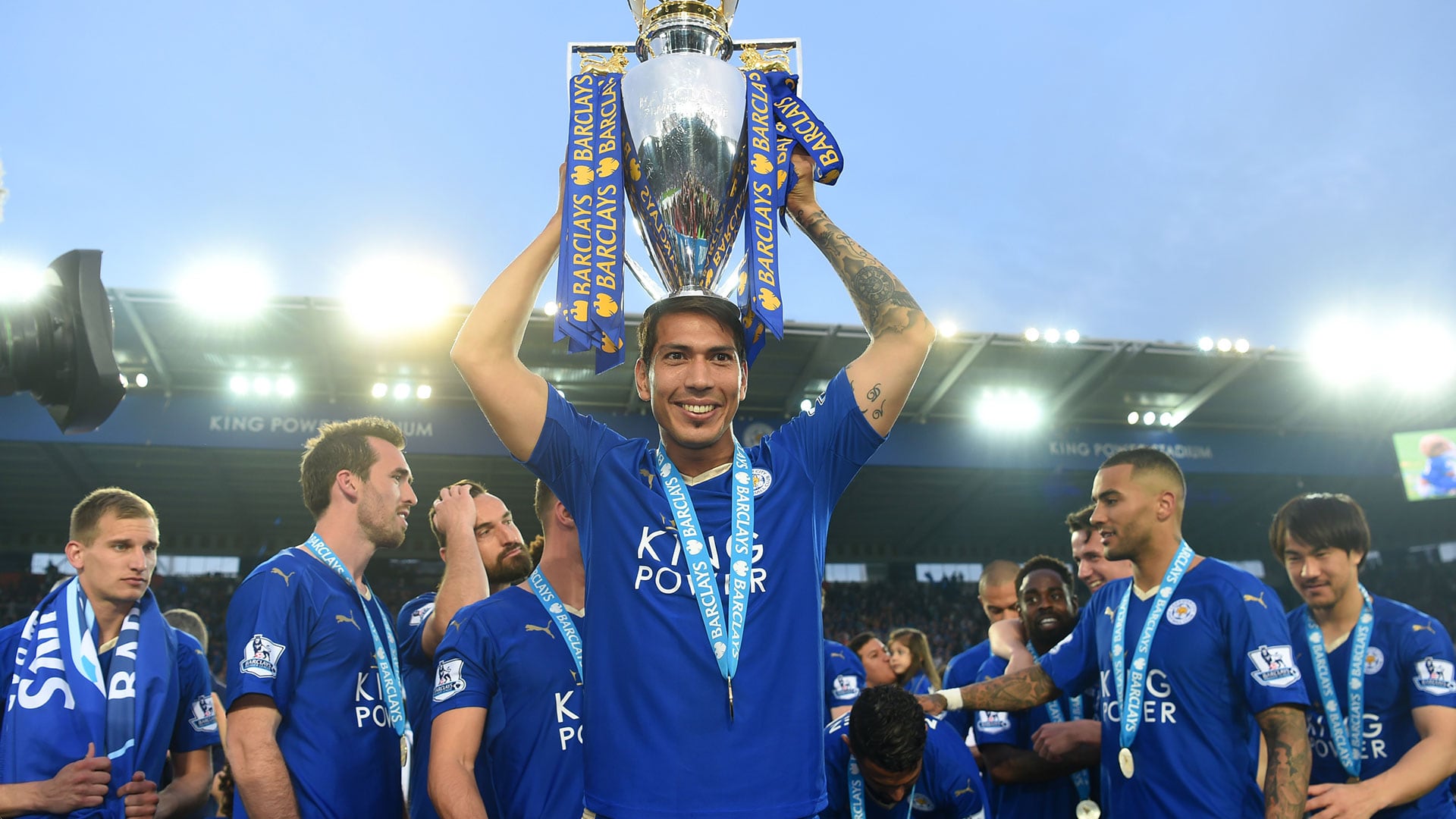 Leo Ulloa fue campeón en Leicester, pero su historia con el DT Claudio Ranieri no terminó bien (Michael Regan/Getty Images)