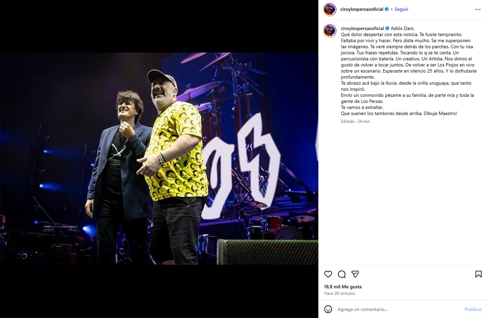 La despedida de Andres Ciro Martínez a Daniel Buira, con la foto de uno de los shows del regreso