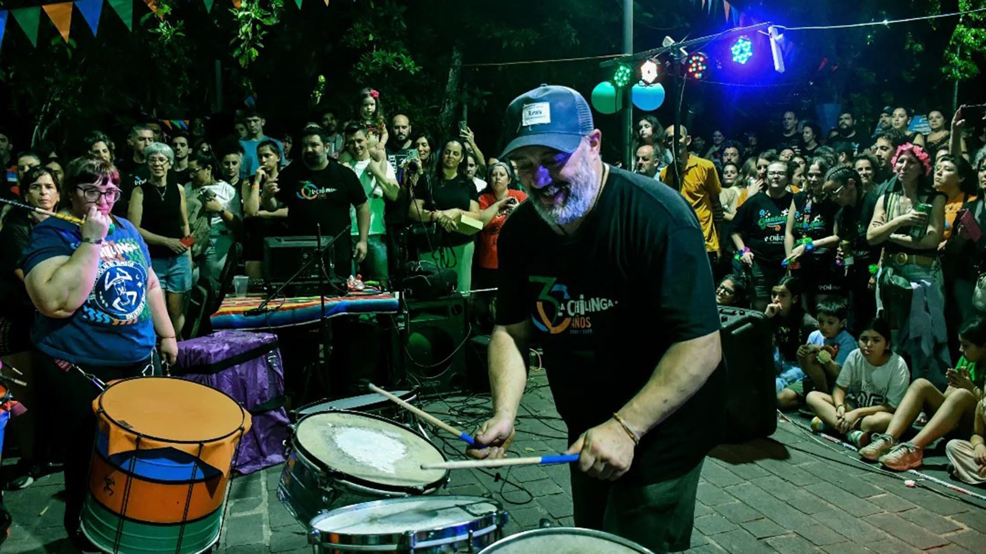 Daniel Buira tocando con una sonrisa, una postal que se repitió tanto en Los Piojos como en La Chilinga (Instagram)