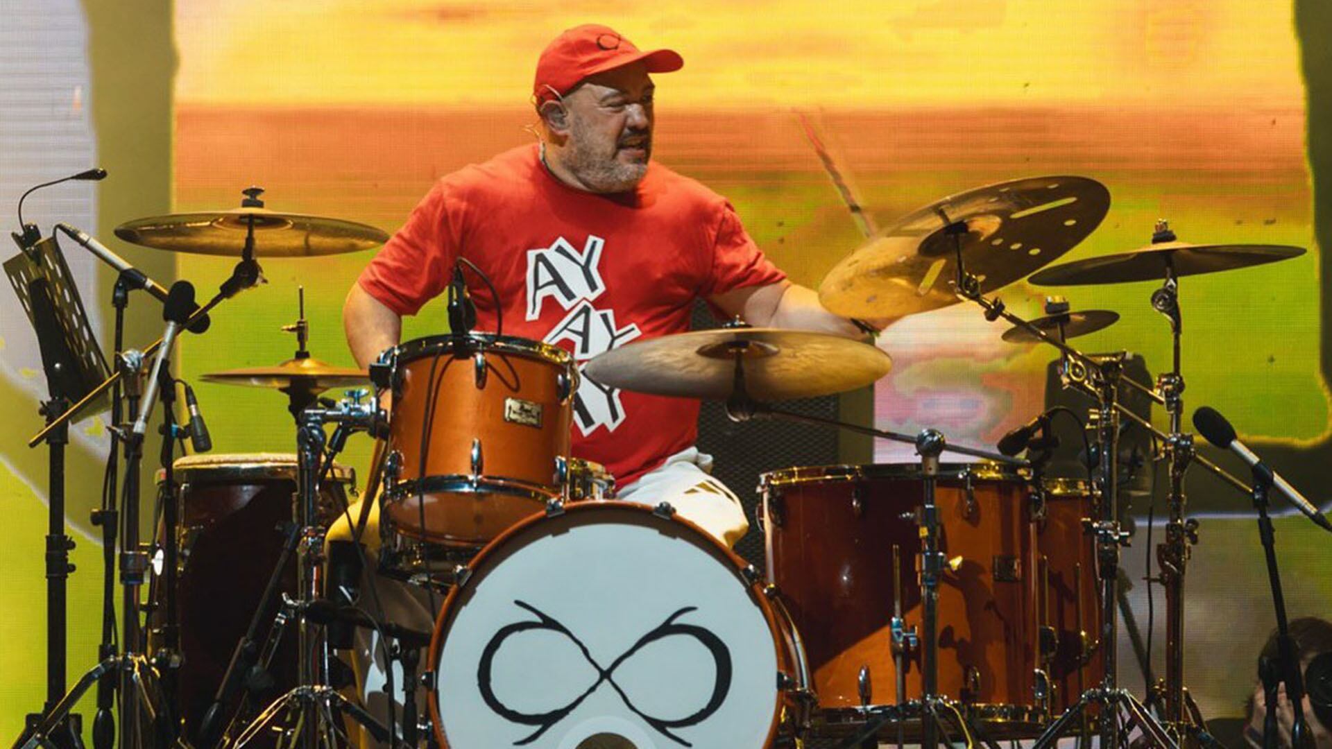 Daniel Buira con la remera de Ay Ay Ay, el disco , y el tema, donde dejó su sello percusivo 