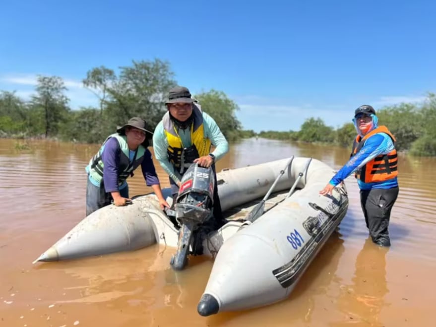El difícil acceso a los servicios básicos y la anegación de caminos complicaron la respuesta de los equipos sanitarios, que dependen de embarcaciones (Fuente: Página12)