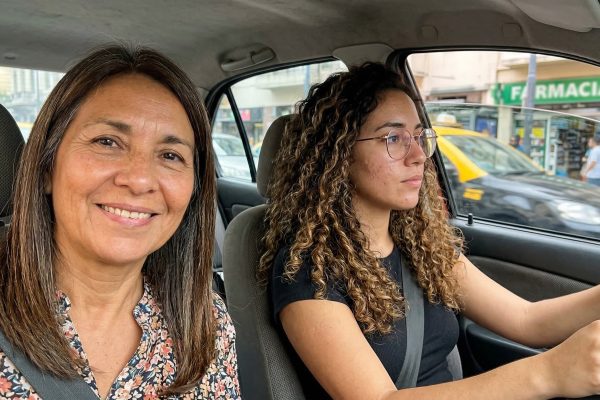 La crio la esposa de su padre y a los 26 años pidió ser adoptada por ella: “Tener que demostrar que era mi mamá fue fuerte y raro”