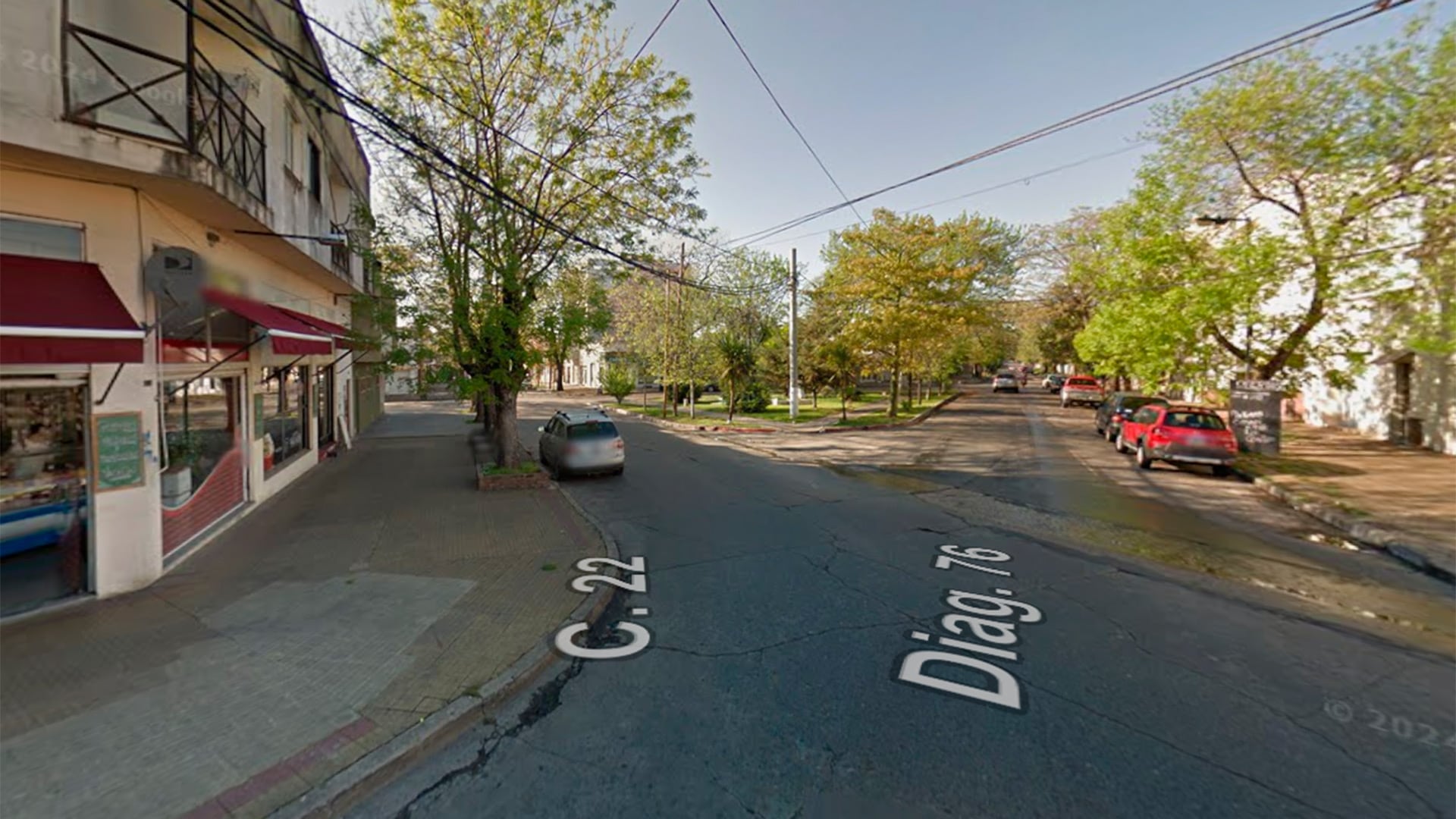 La muerte de la joven ocurrió poco despues de caer del balcon del edificio ubicado en Calle 46 y Diagonal 76 (Google Street View)
