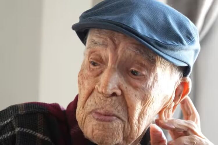 Cano vive junto a dos de sus hijas desde que falleció su esposa en 2004 ( @derekarmstead/Instagram)