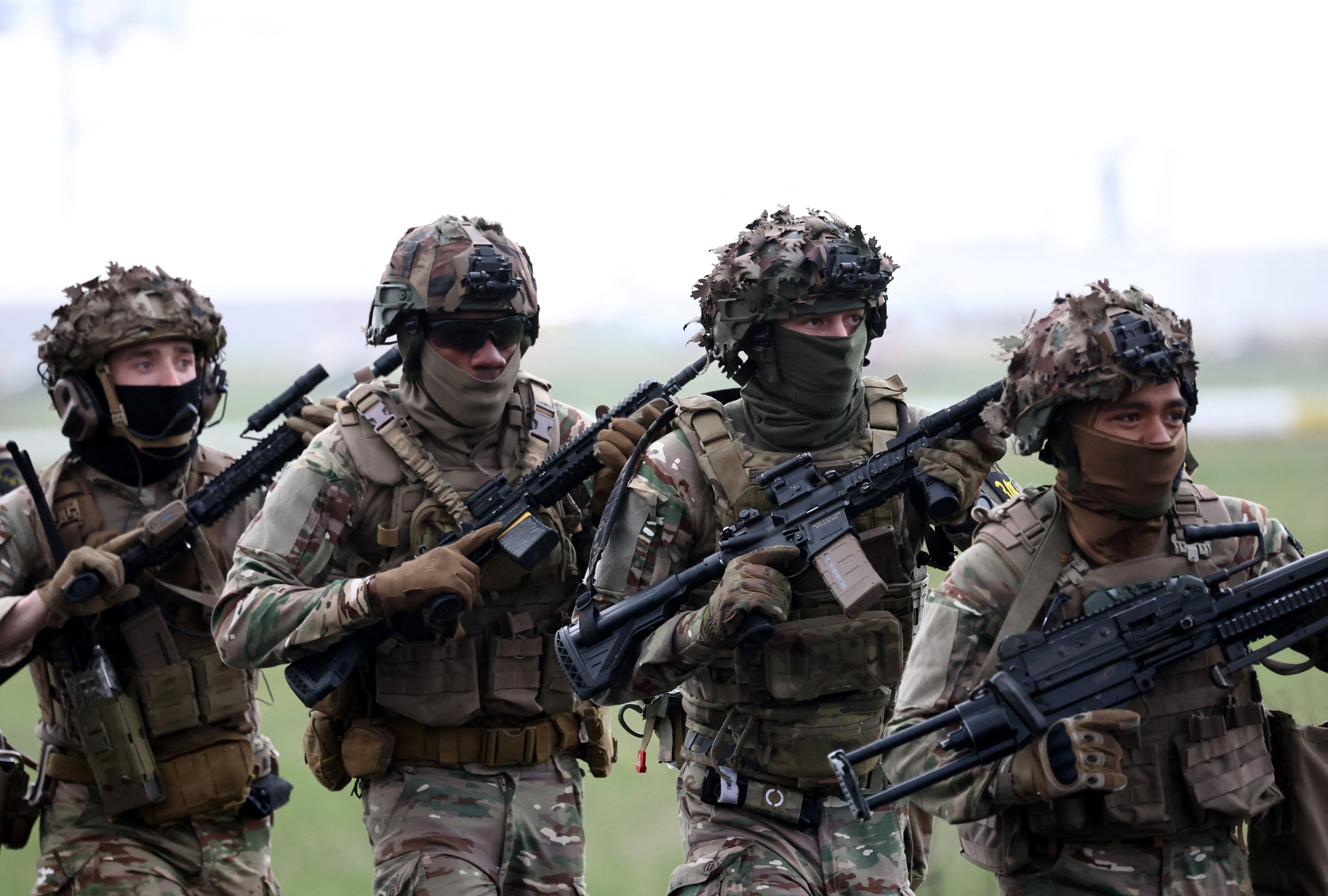 Macron identificó al militar fallecido como el suboficial mayor Arnaud Frion, integrante del 7.º Batallón de Cazadores Alpinos de Varces (REUTERS)