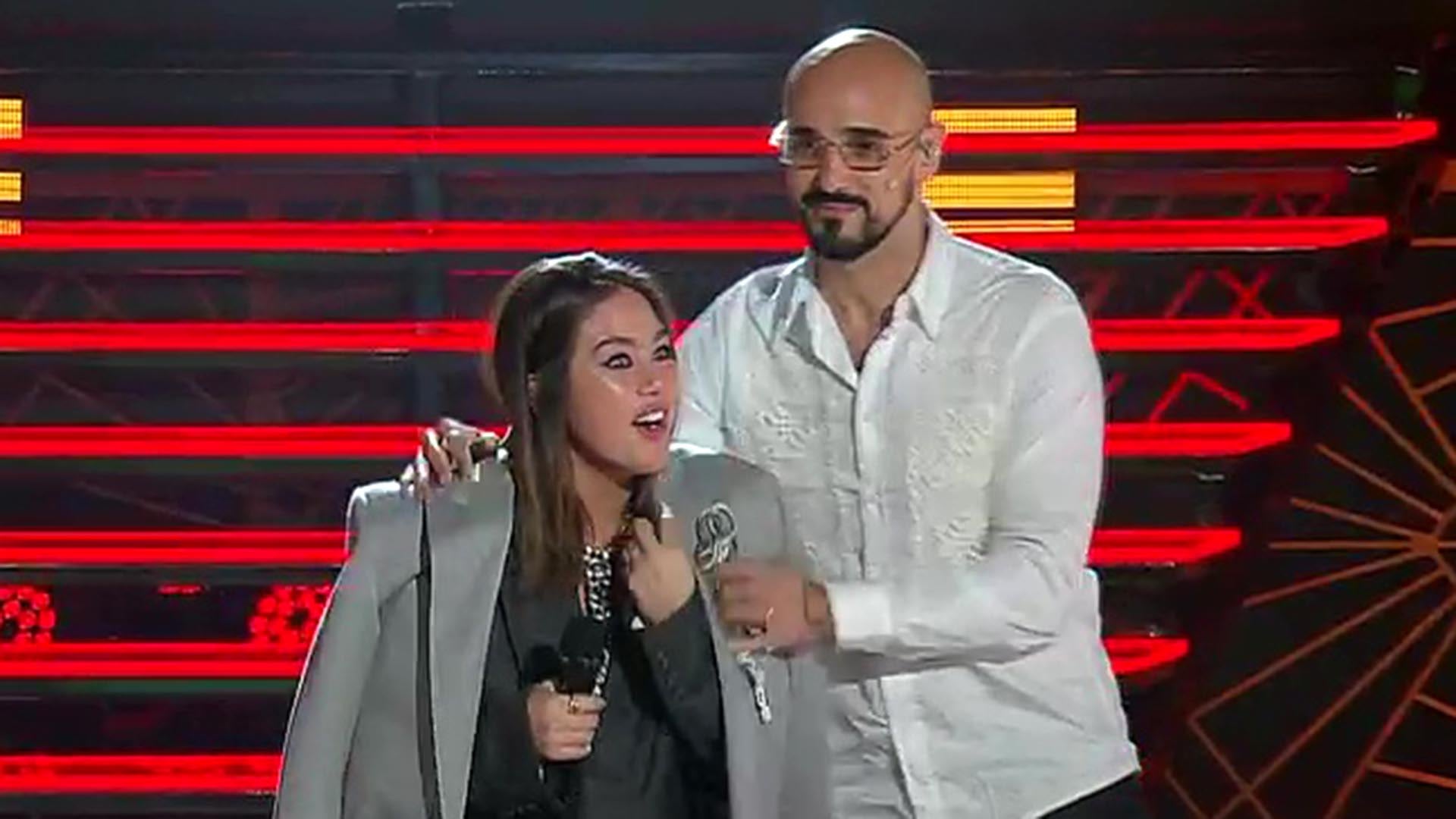 Abel Pintos sorprendió en 'Es mi sueño' al regalarle su saco a María Cecilia Mirabile, marcando un hito en realities musicales argentinos