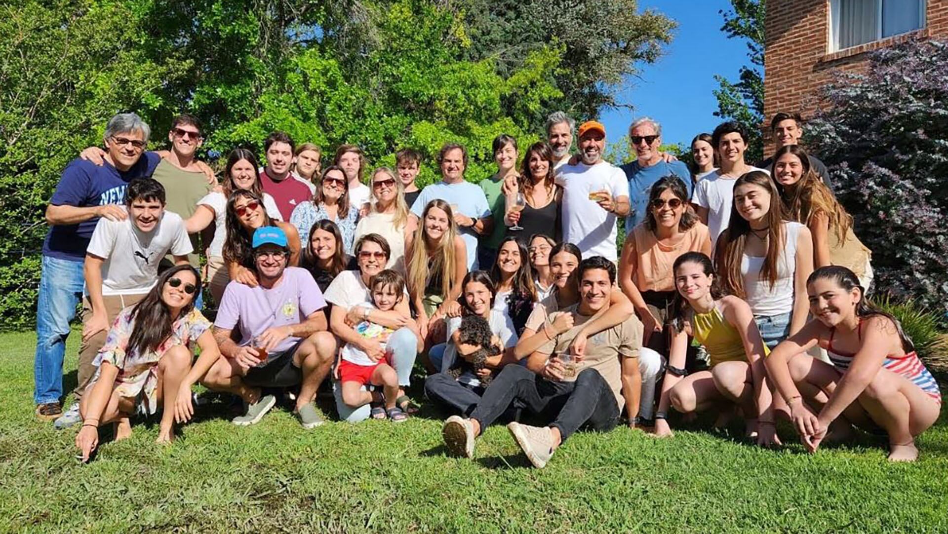 Mariano Iúdica y su familia festejando emocionados la alegría de la elección de Santiago