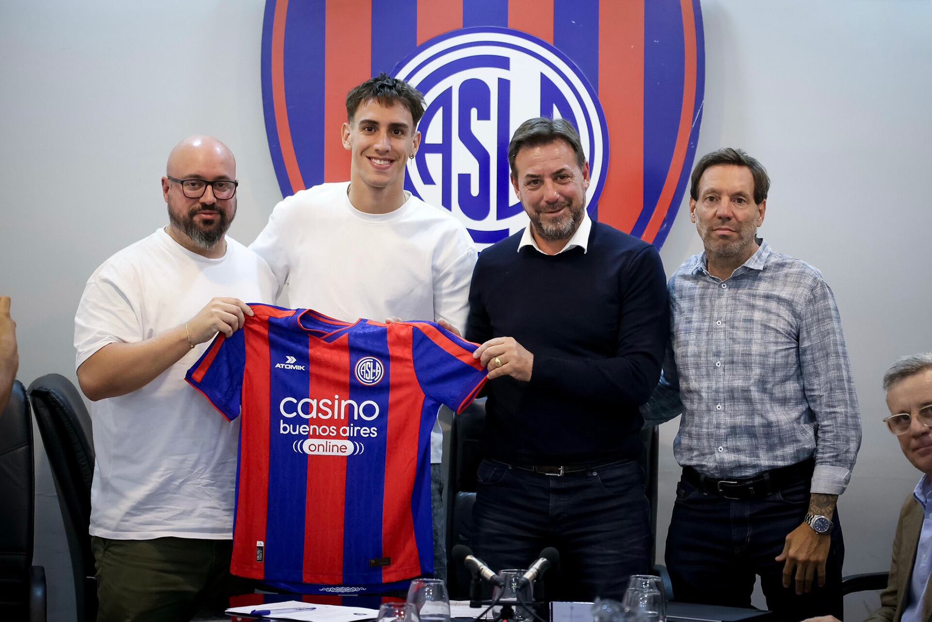 El momento de la firma de contrato con el Ciclón (@SanLorenzo)