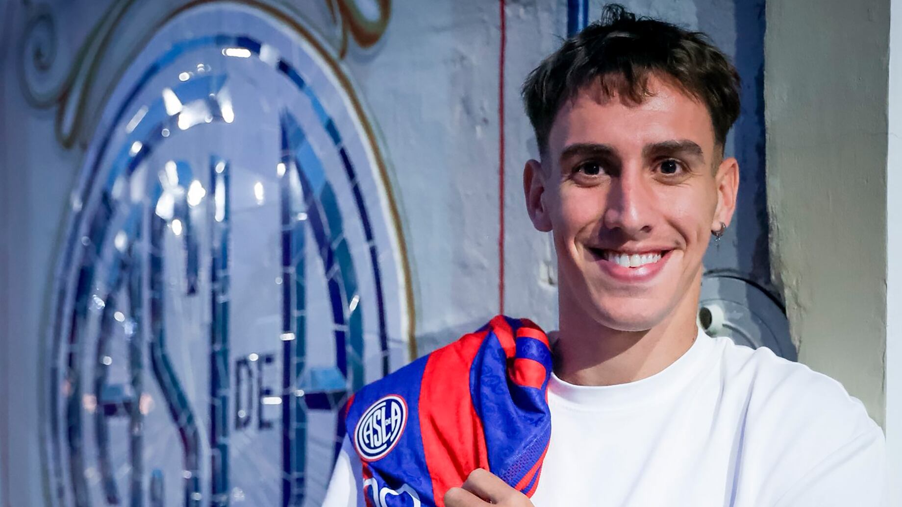 El flamante refuerzo de San Lorenzo, Rodrigo Auzmendi, muestra su alegría con la camiseta del Ciclón, listo para enfrentar nuevos desafíos con el equipo (@SanLorenzo)