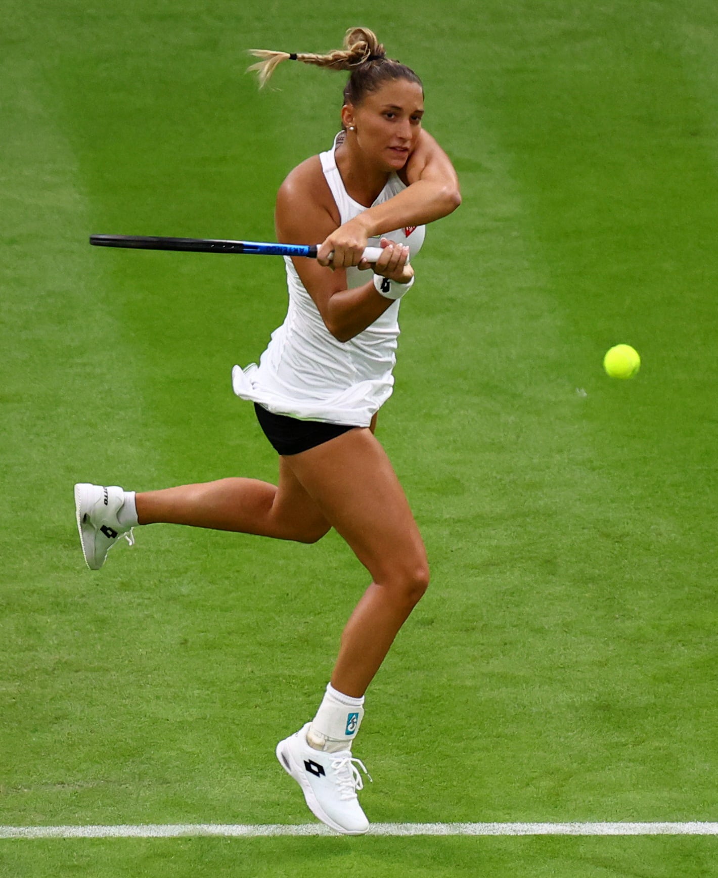 La tenista húngara Panna Udvardy durante un partido en Wimbledon (REUTERS/Hannah Mckay)