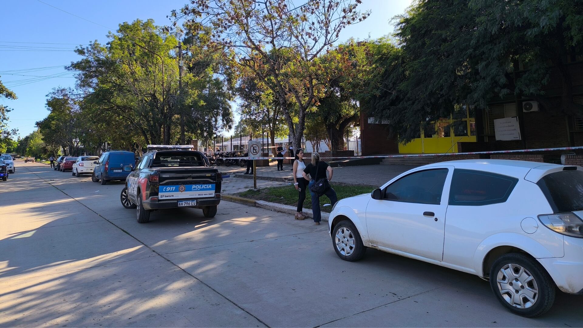 La línea de policía en la escuela donde ocurrió el hecho (Victor Rivero)