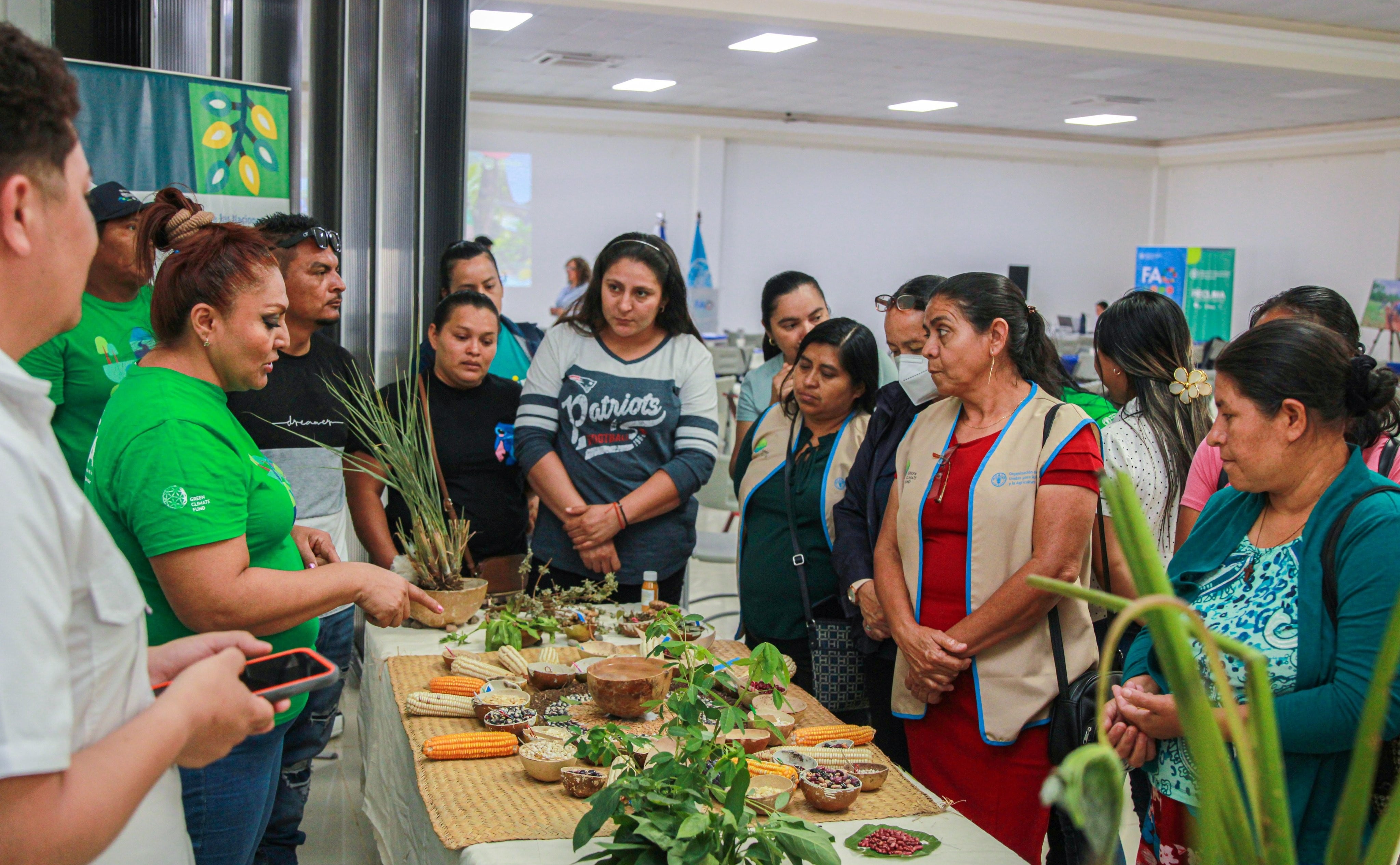 La FAO destaca el liderazgo de las mujeres rurales en la agricultura salvadoreña durante el encuentro