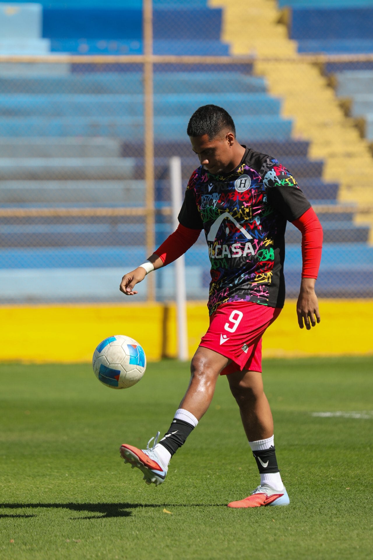 La falta de pagos a jugadores y técnicos en el fútbol de El Salvador representa una problemática recurrente que ya ha afectado a varios clubes del país./(Club Deportivo Hércules)