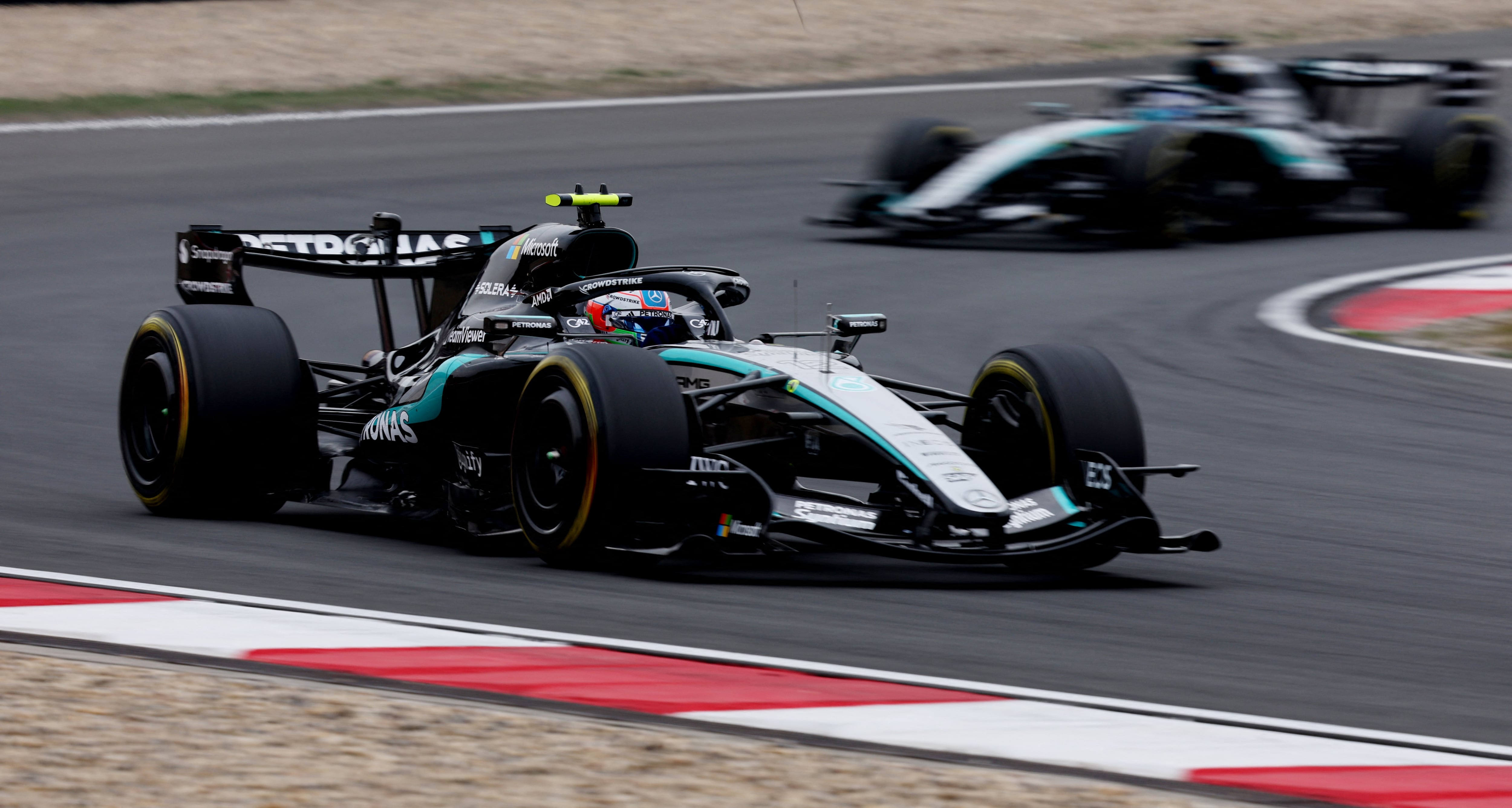 Los Mercedes volvieron a estar bajo la lupa (REUTERS/Go Nakamura)