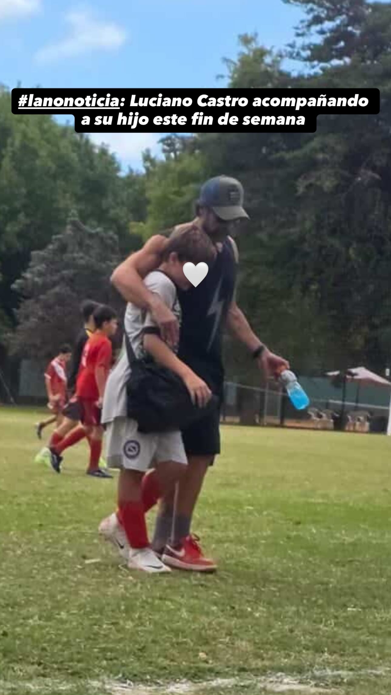 la foto de Luciano Castro junto a su hijo Fausto que publicó Pochi de Gossipeame. Según la periodista, ocurrió el fin de semana