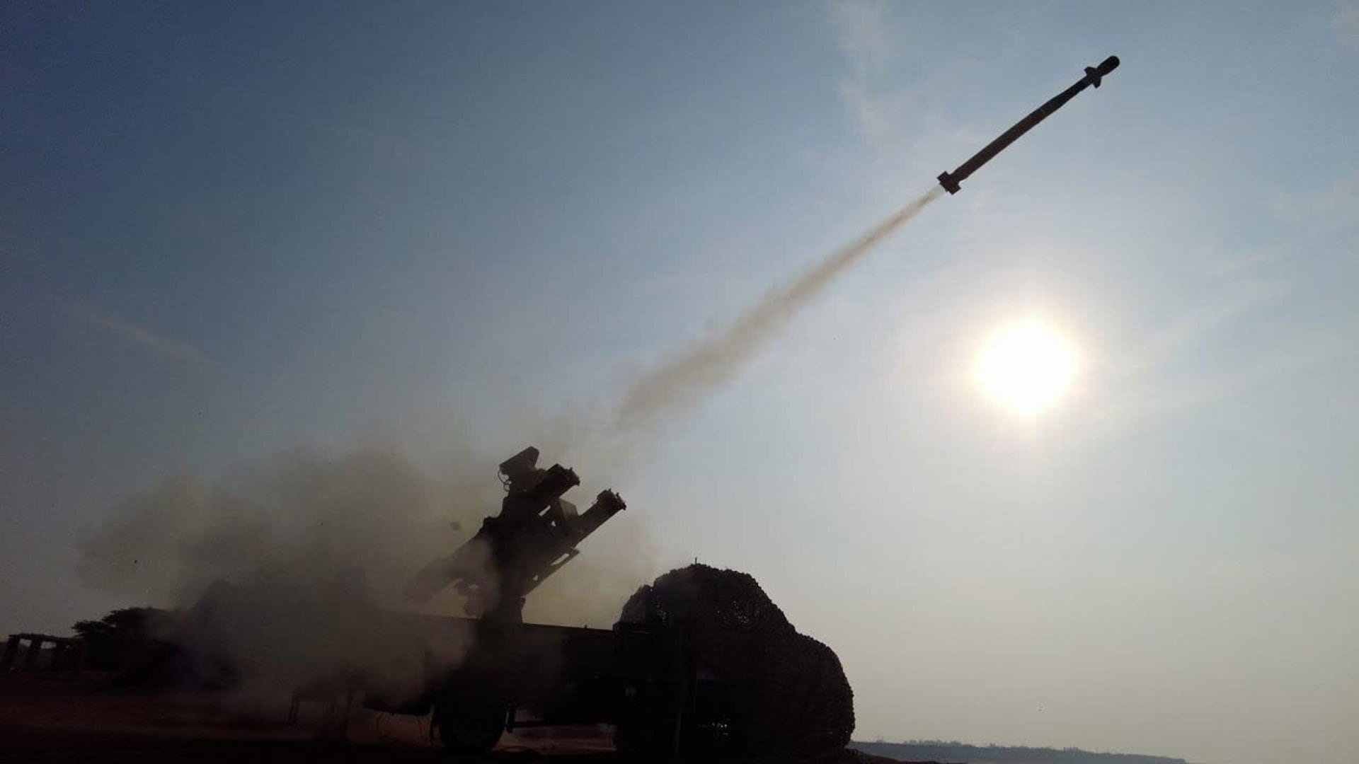 Un misil del Cuerpo de la Guardia Revolucionaria Islámica (CGRI) es lanzado durante un ejercicio militar frente a la costa sur de Irán (Europa Press) 