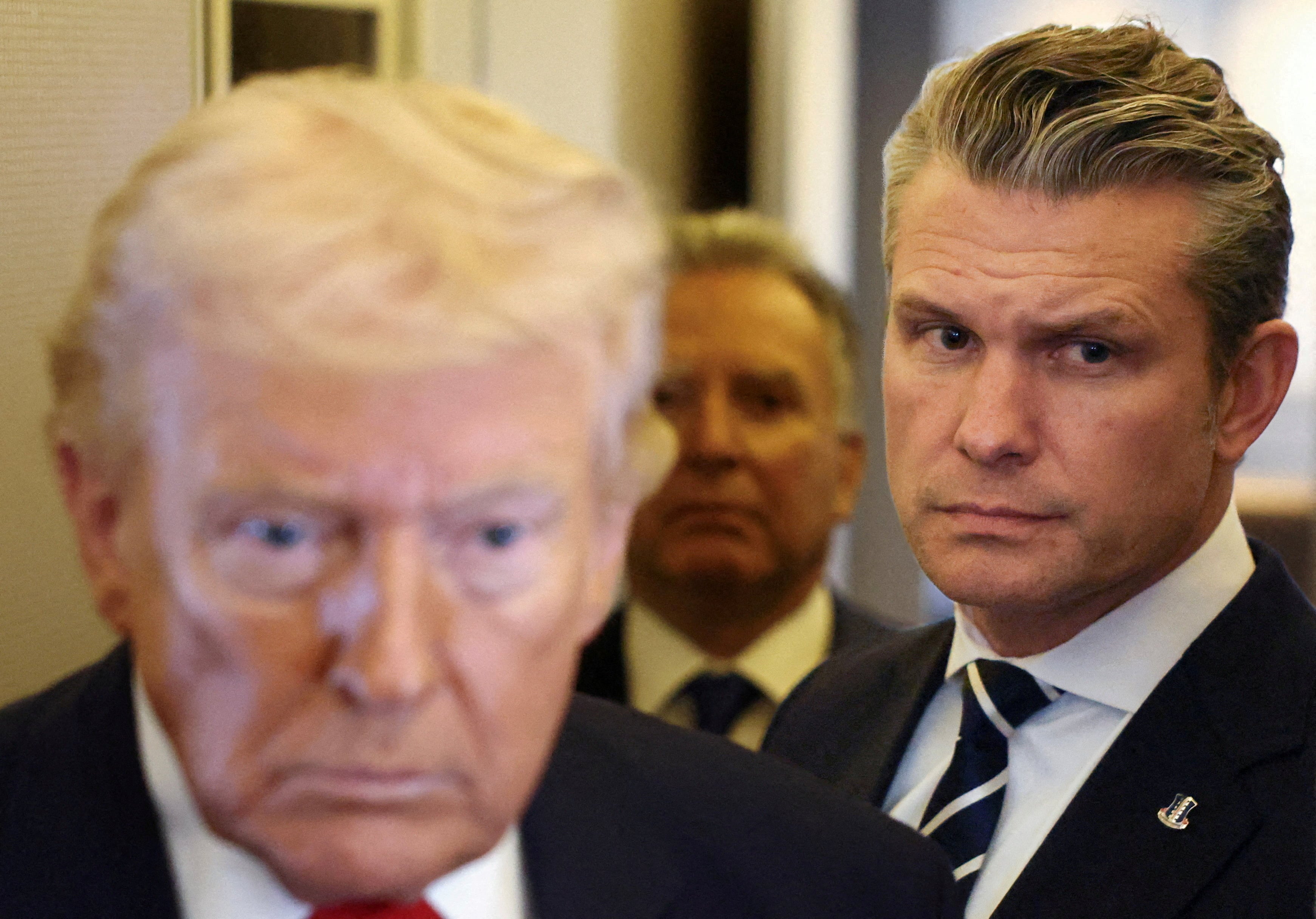 El presidente de Estados Unidos, Donald Trump, con el secretario de Defensa, Pete Hegseth, a su lado, habla con periodistas a bordo del Air Force One durante un vuelo desde Dover, Delaware, a Miami, Florida (REUTERS/Kevin Lamarque/Archivo)