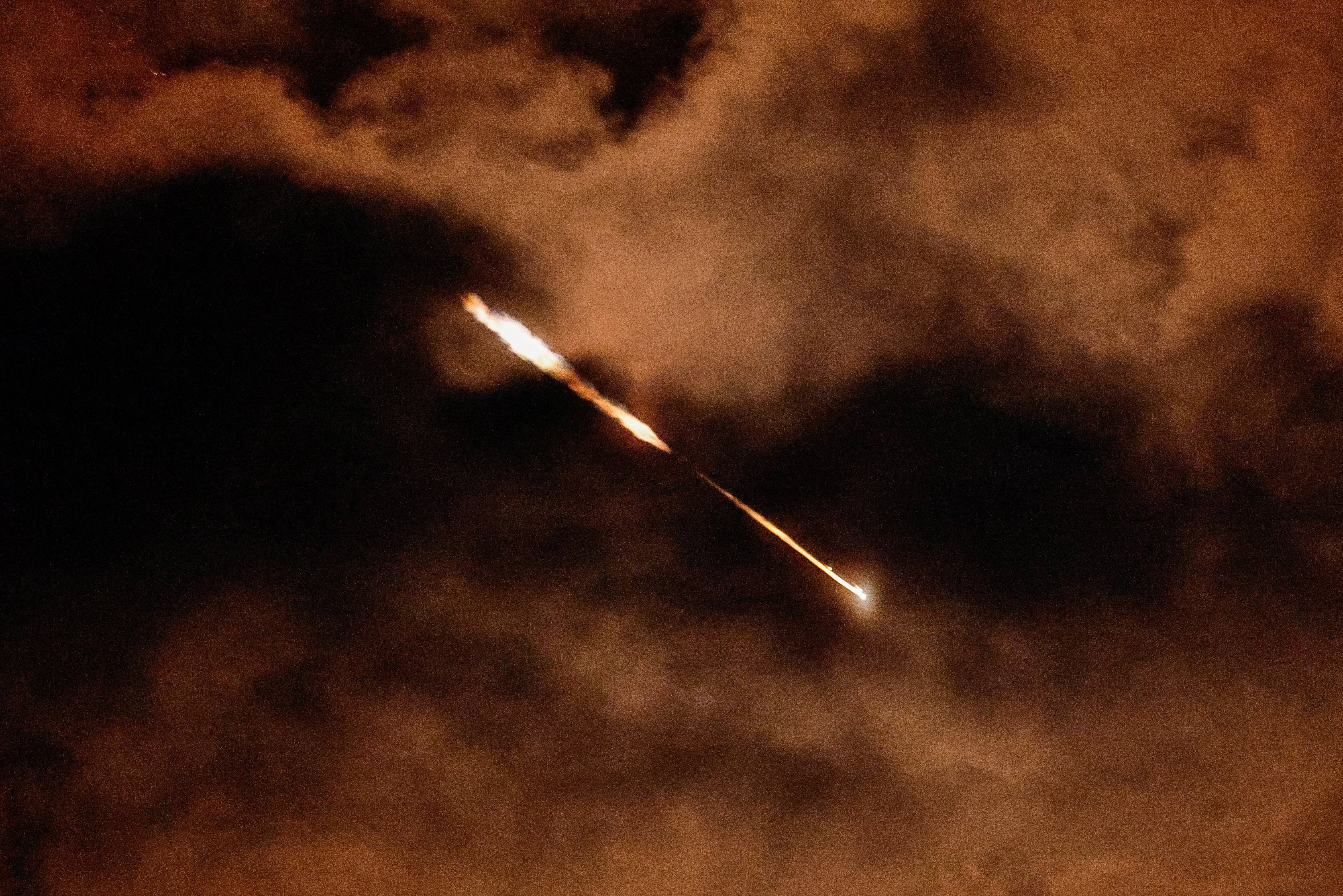 Rayos de luz iluminan el cielo durante un intento de interceptación, en medio del conflicto entre Estados Unidos e Israel con Irán, visto desde Ashkelon, Israel, l 28 de marzo de 2026 (REUTERS/Amir Cohen)