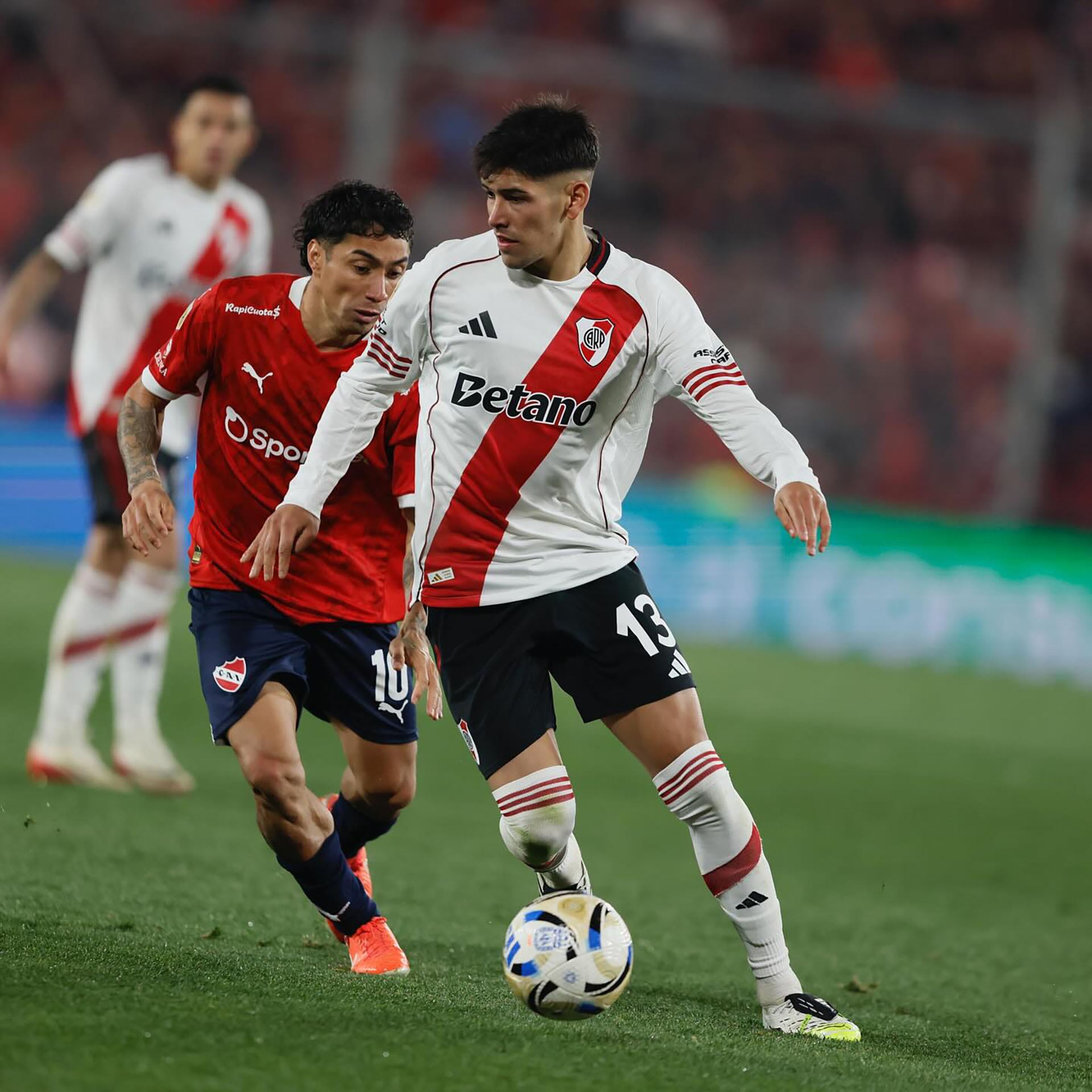 Tres clubes de la Premier League están tras los pasos de Lautaro Rivero (@lautarorivero_03)