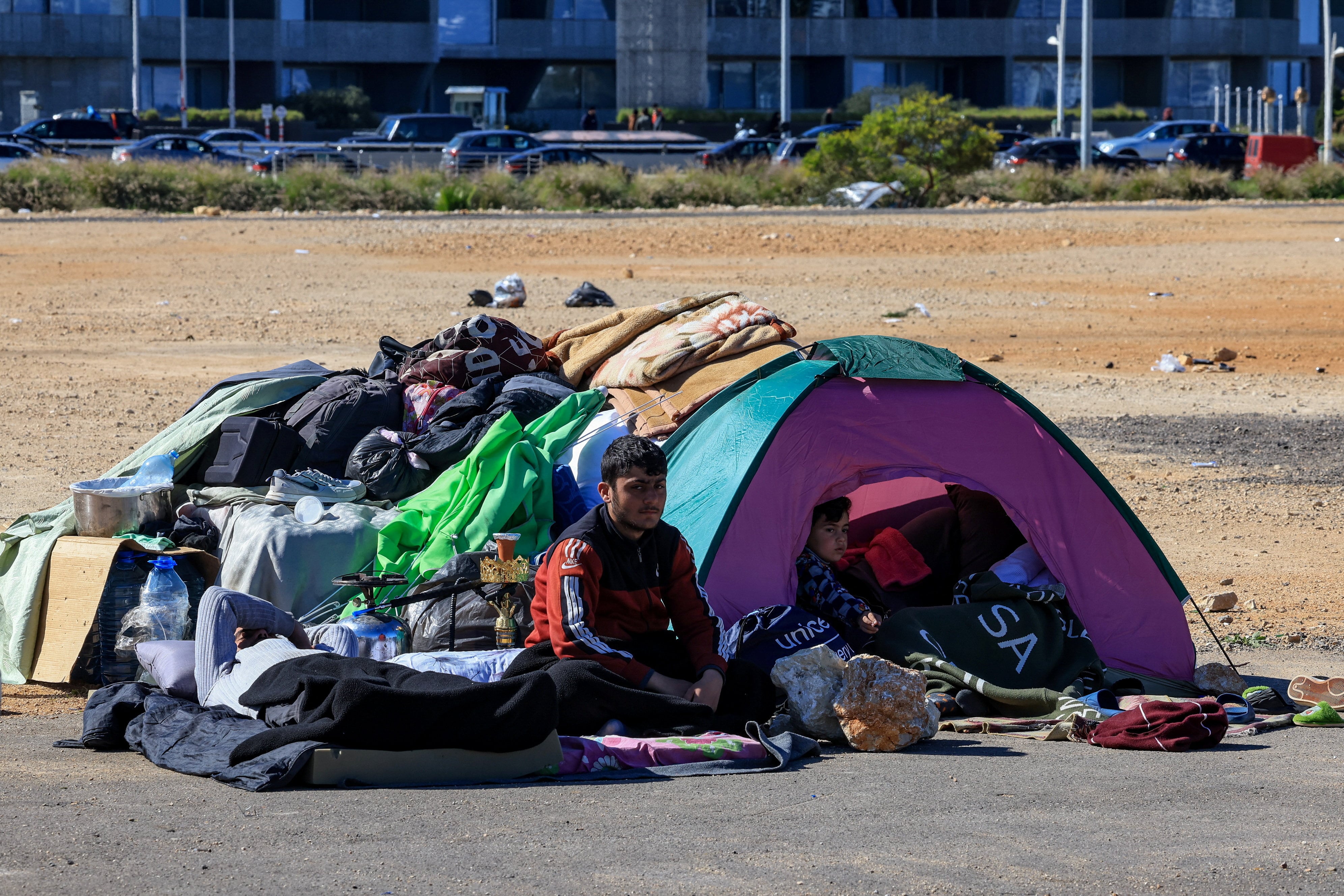 Un desplazado frente a una carpa en Beirut, el 8 de marzo de 2026. Unos 120.000 desplazados se refugian en centros colectivos; muchos otros buscan alojamiento con familiares o siguen sin techo. (REUTERS/Mohamad Azakir)