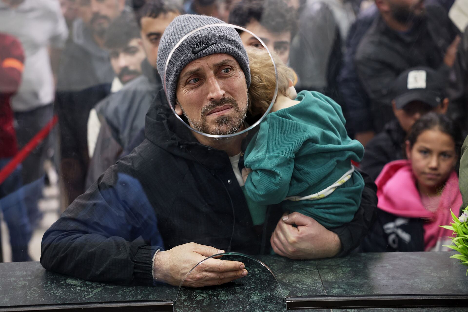 Un hombre sirio cruza la frontera libanesa-siria cargando a un niño, en Jdeidet Yabous, el 3 de marzo de 2026. Más de 78.000 sirios habían regresado a su país desde el Líbano desde el inicio de la guerra. (AP Foto/Ghaith Alsayed)