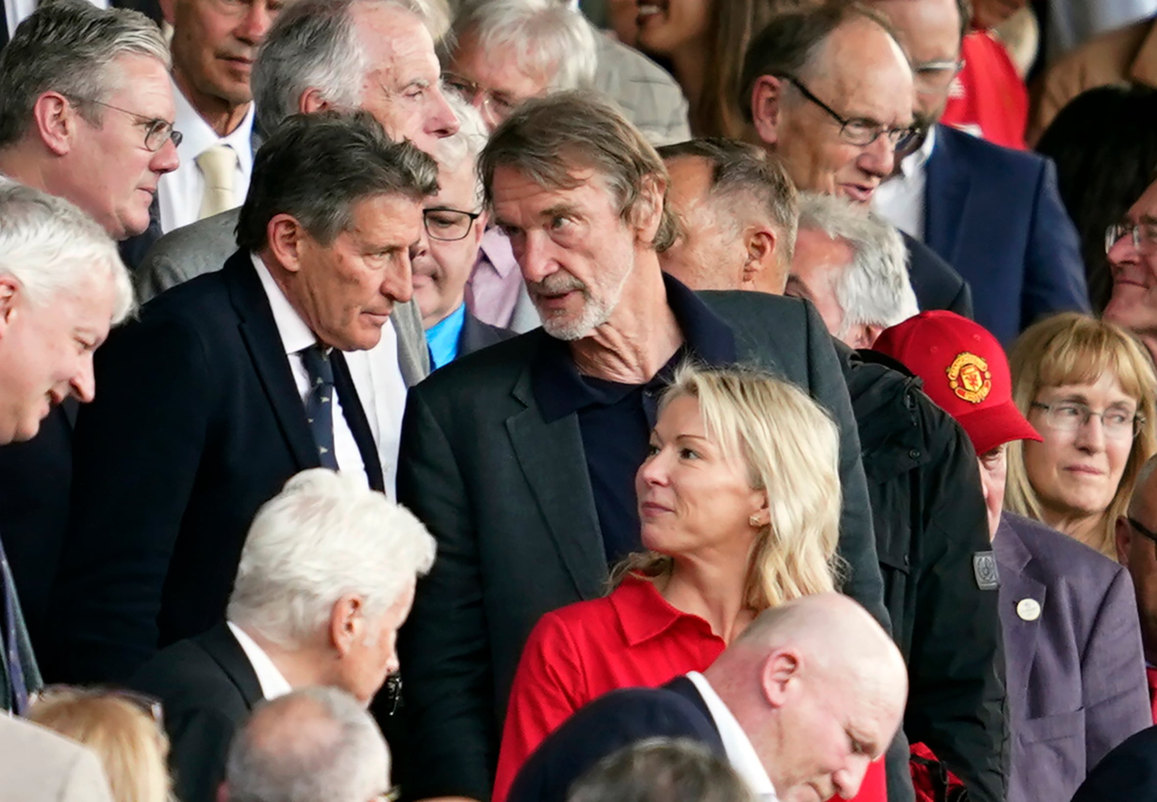 Sir Jim Ratcliffe, dueño del Manchester United, adquirió el 27.7% de las acciones del club el 20 de febrero de 2024 a cambio de 1000 millones de libras (AP Foto/Dave Thompson)