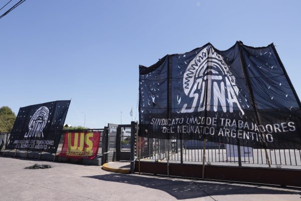 La Justicia revocó el desalojo en FATE y legitimó la protesta del sindicato por el cierre de la fábrica