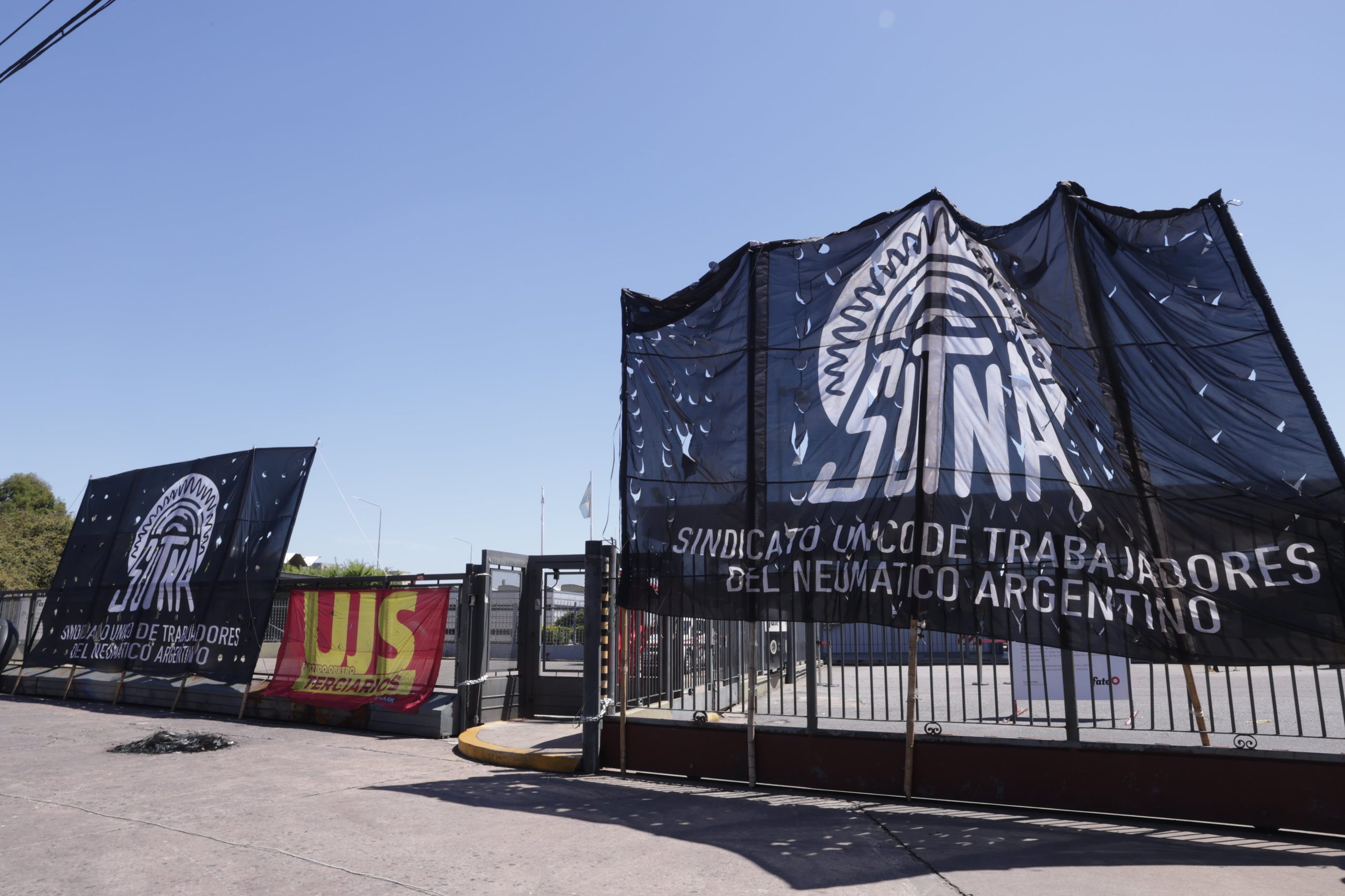 La Justicia revocó el desalojo en FATE y legitimó la protesta del sindicato por el cierre de la fábrica